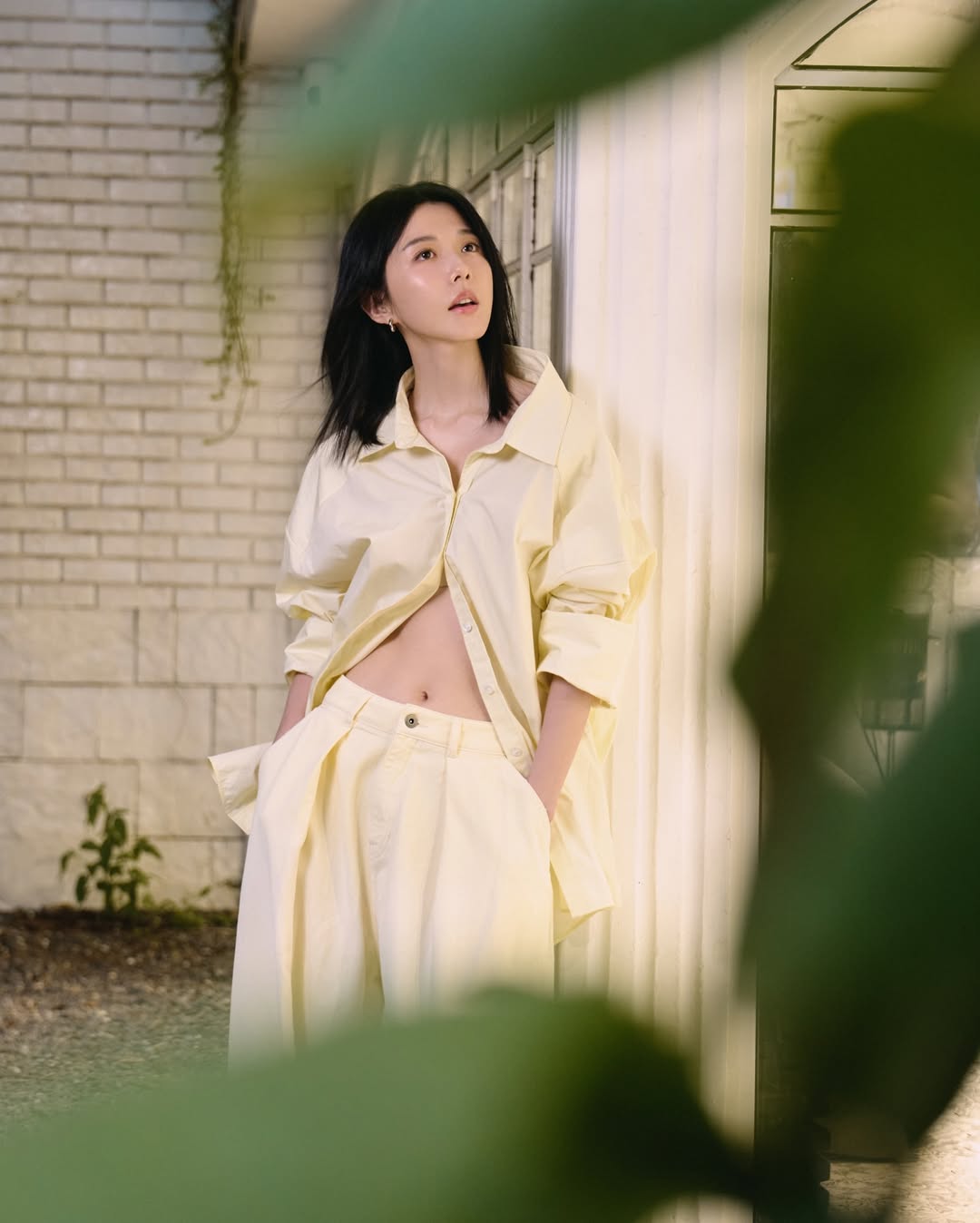 Ivy Shao淡黄油黄oversized衬衫配高腰阔腿裤，夏日松弛感穿搭