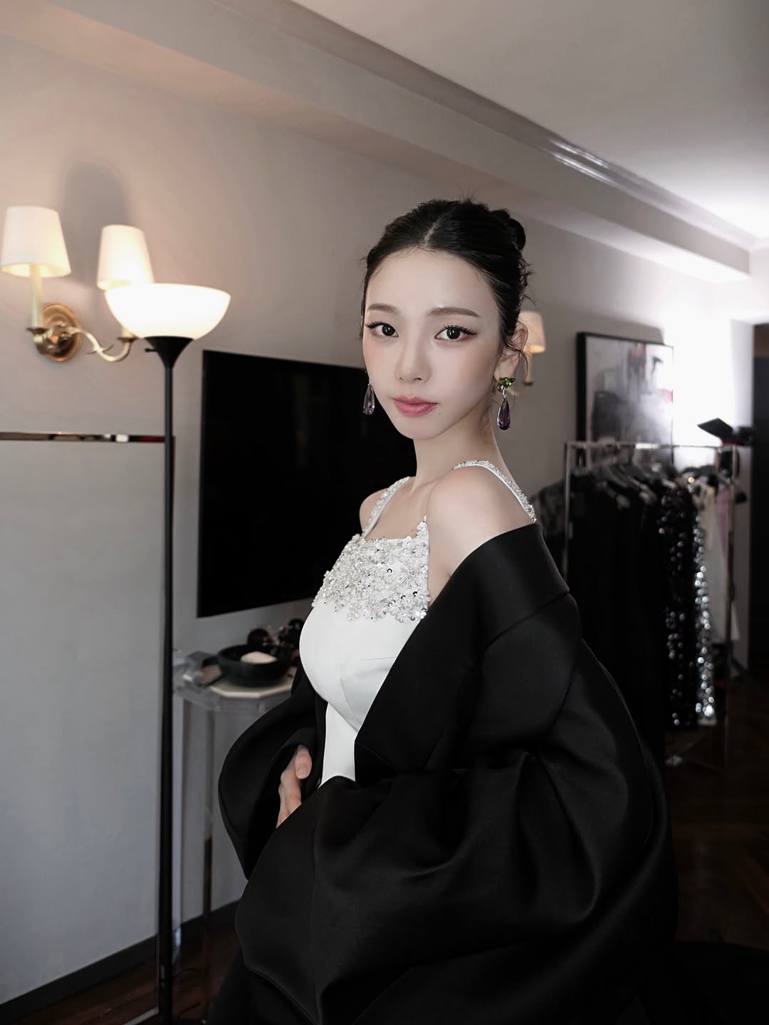 Karina白色水晶珠绣礼服配黑色缎面披肩，K-pop红毯女王气场