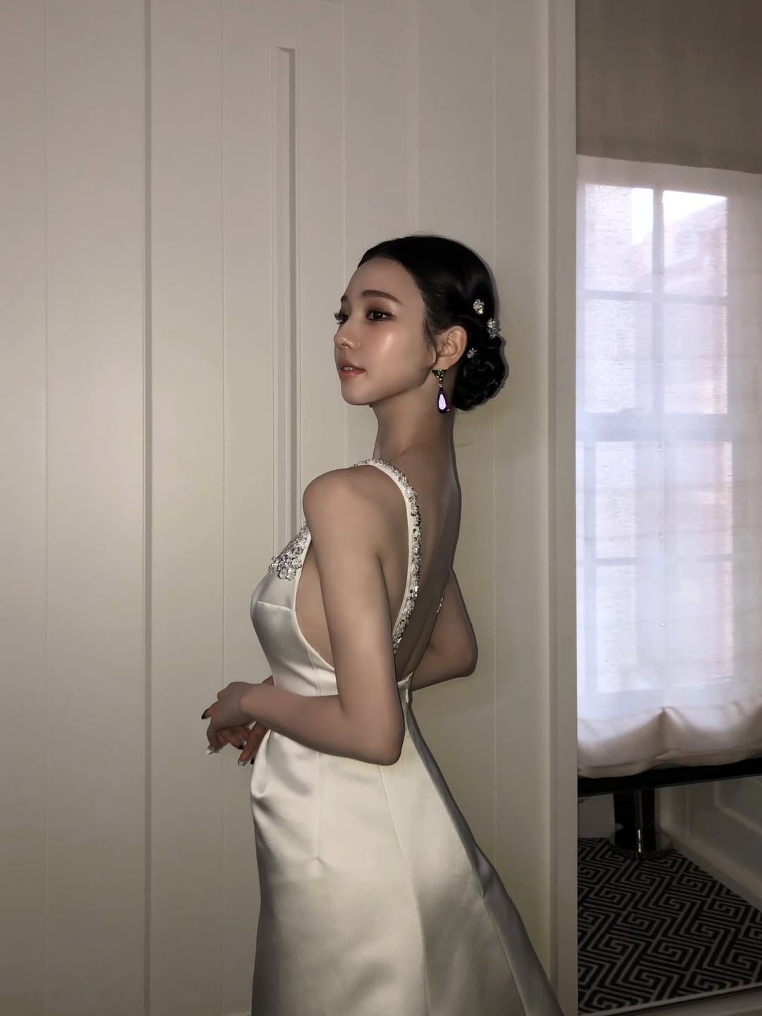 Karina象牙白缎面露背礼服，水晶缀饰肩带红毯优雅造型