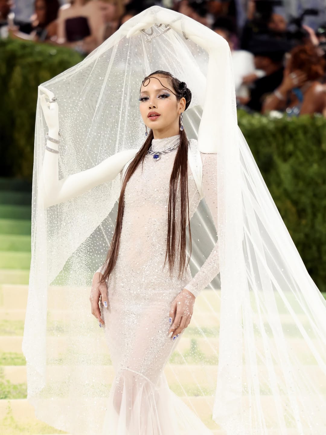 VogueKorea LISA Met Gala 水晶钻饰婚纱斗篷造型