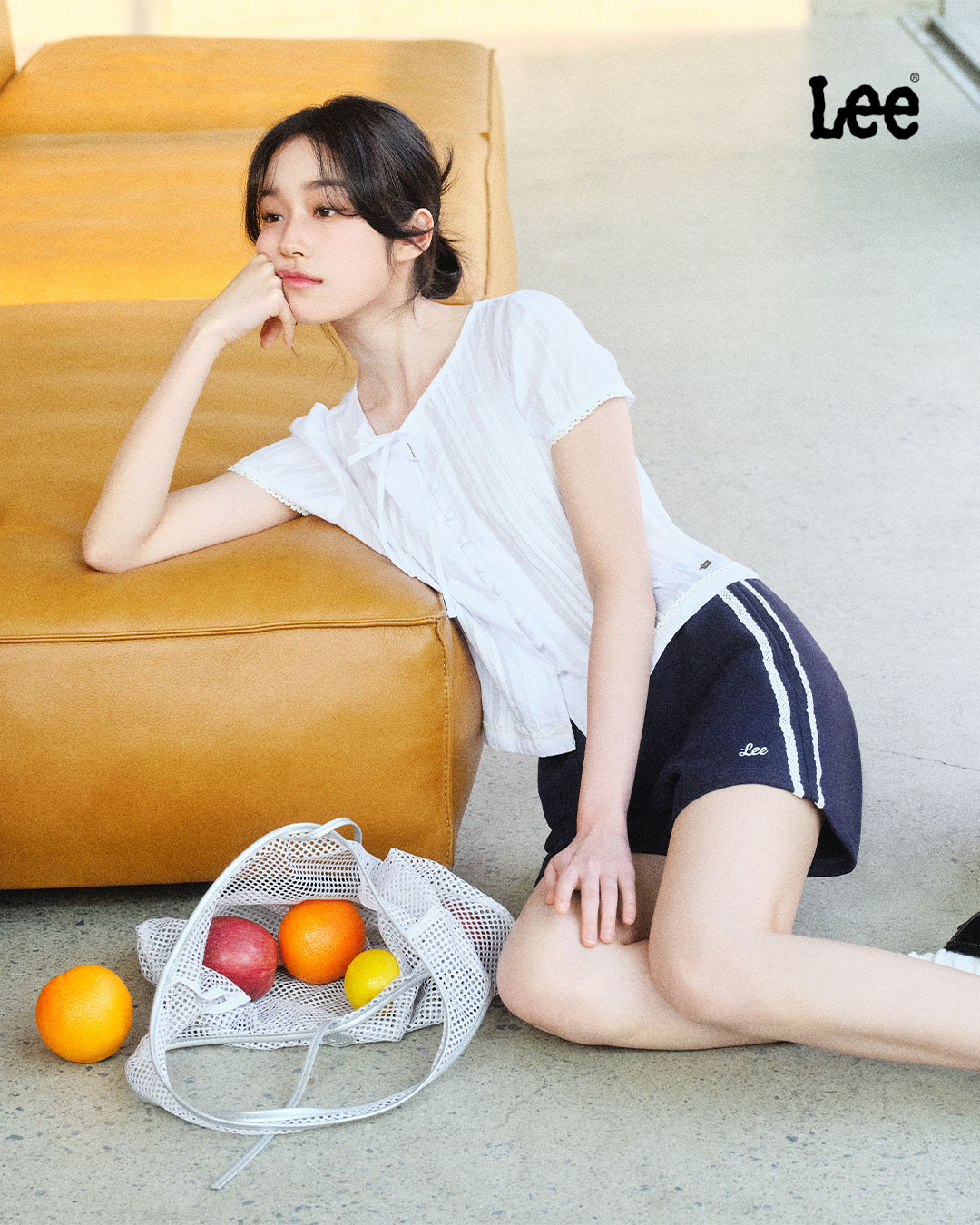 LeeJeans 白色短袖衬衫配蓝色条纹运动短裤