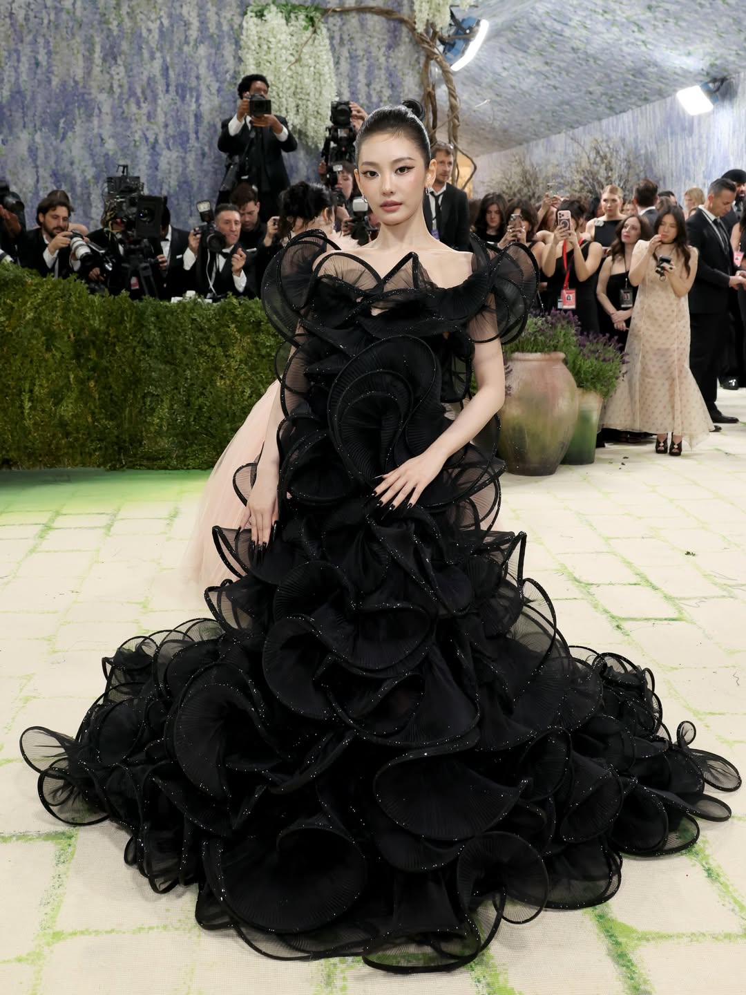 VogueHongKong MetGala 黑色花瓣层叠礼裙-街拍look