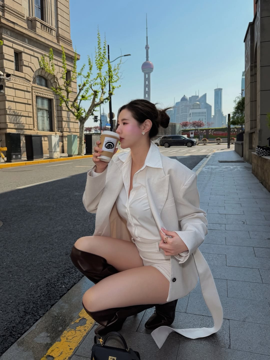 Minddii 奶油白西装套装配深棕过膝靴