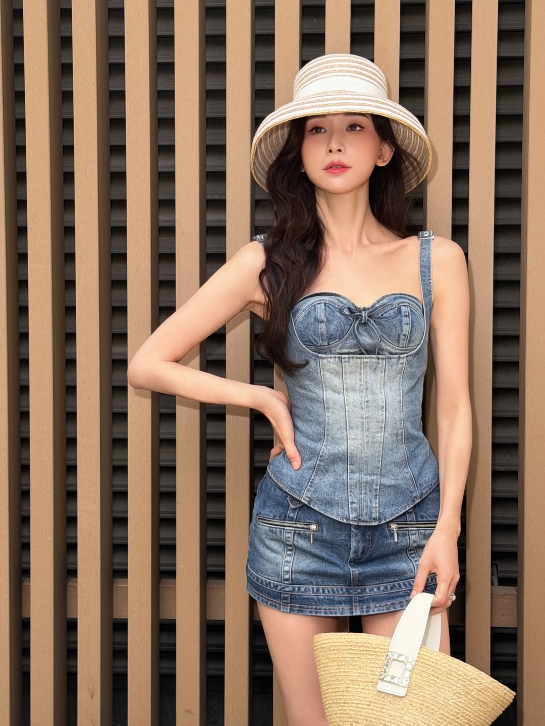 林志玲牛仔Corset胸衣配低腰短裙，法式田园度假穿搭-街拍look