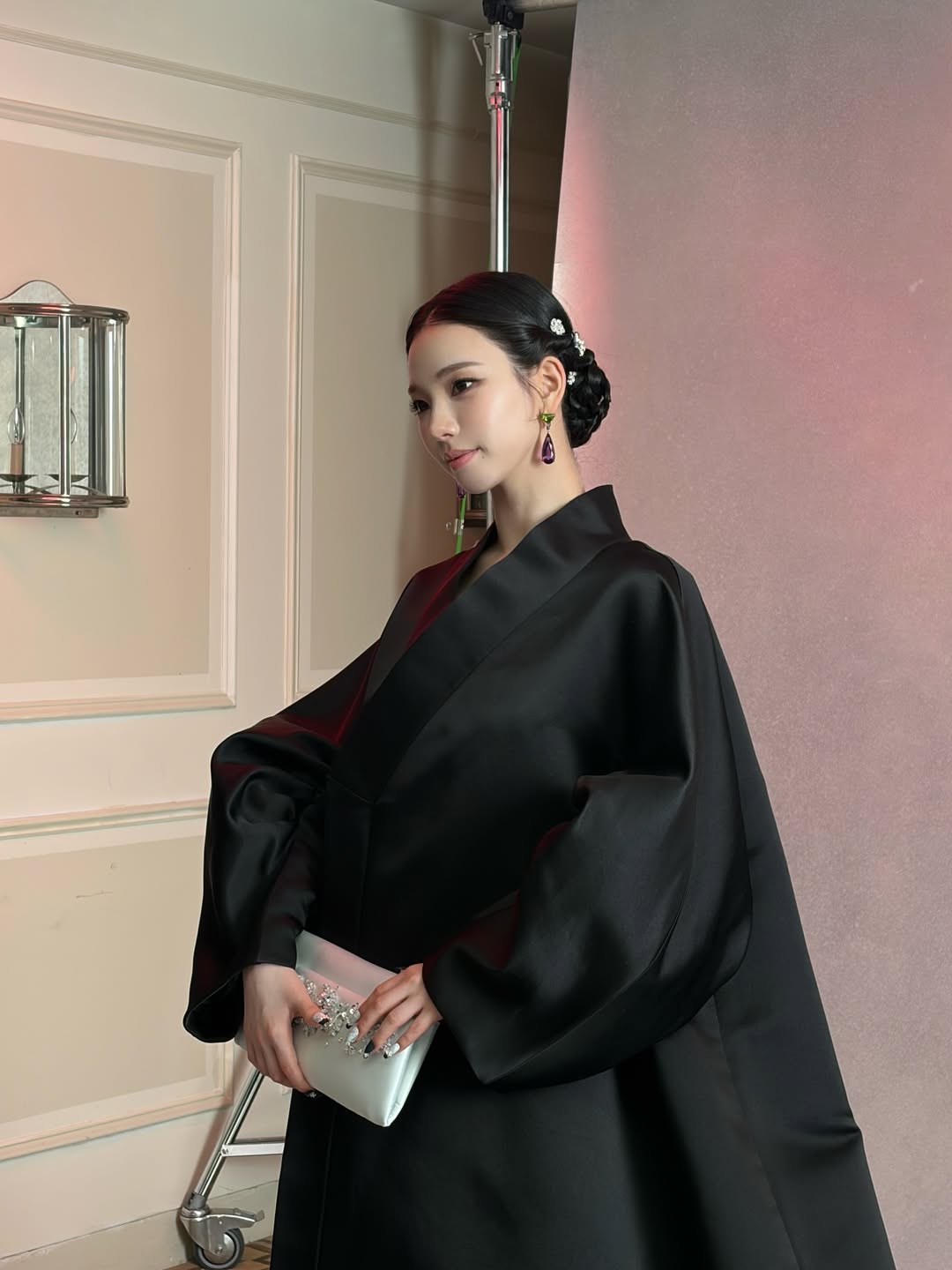 aespa Karina黑色缎面披风礼服，新中式红毯典雅造型