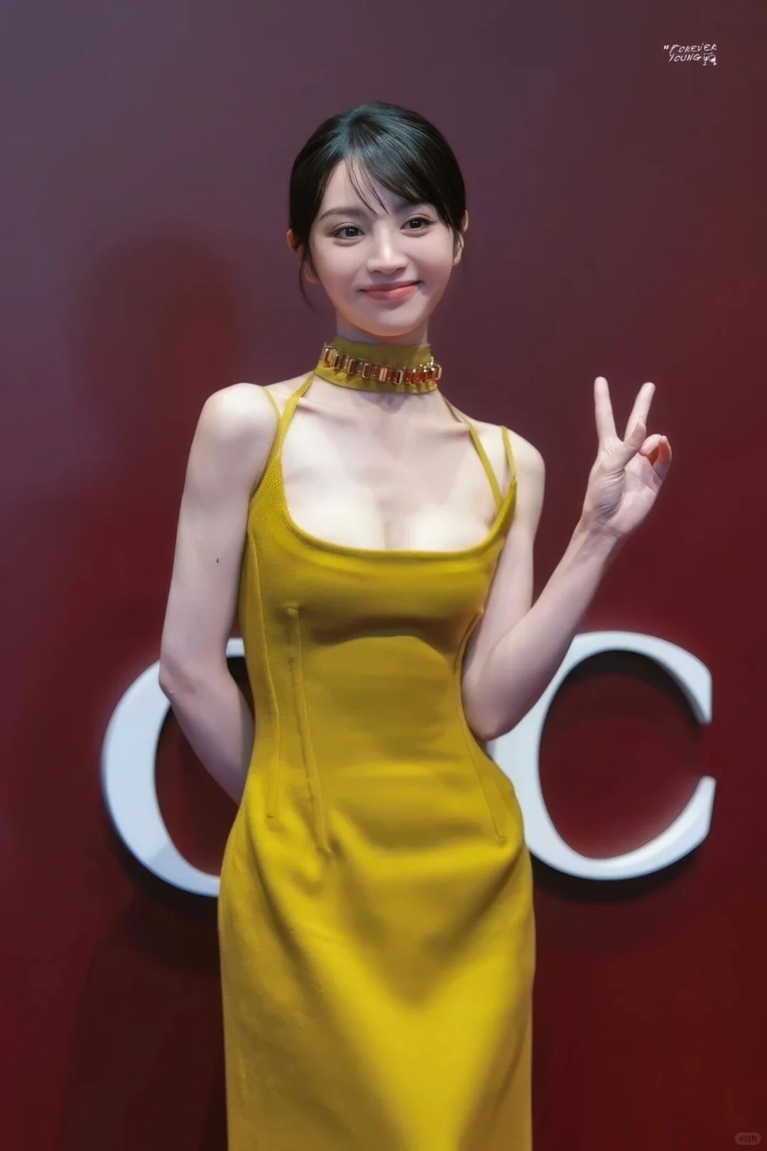田曦薇姜黄色丝绒吊带长裙配Gucci金色字母Choker