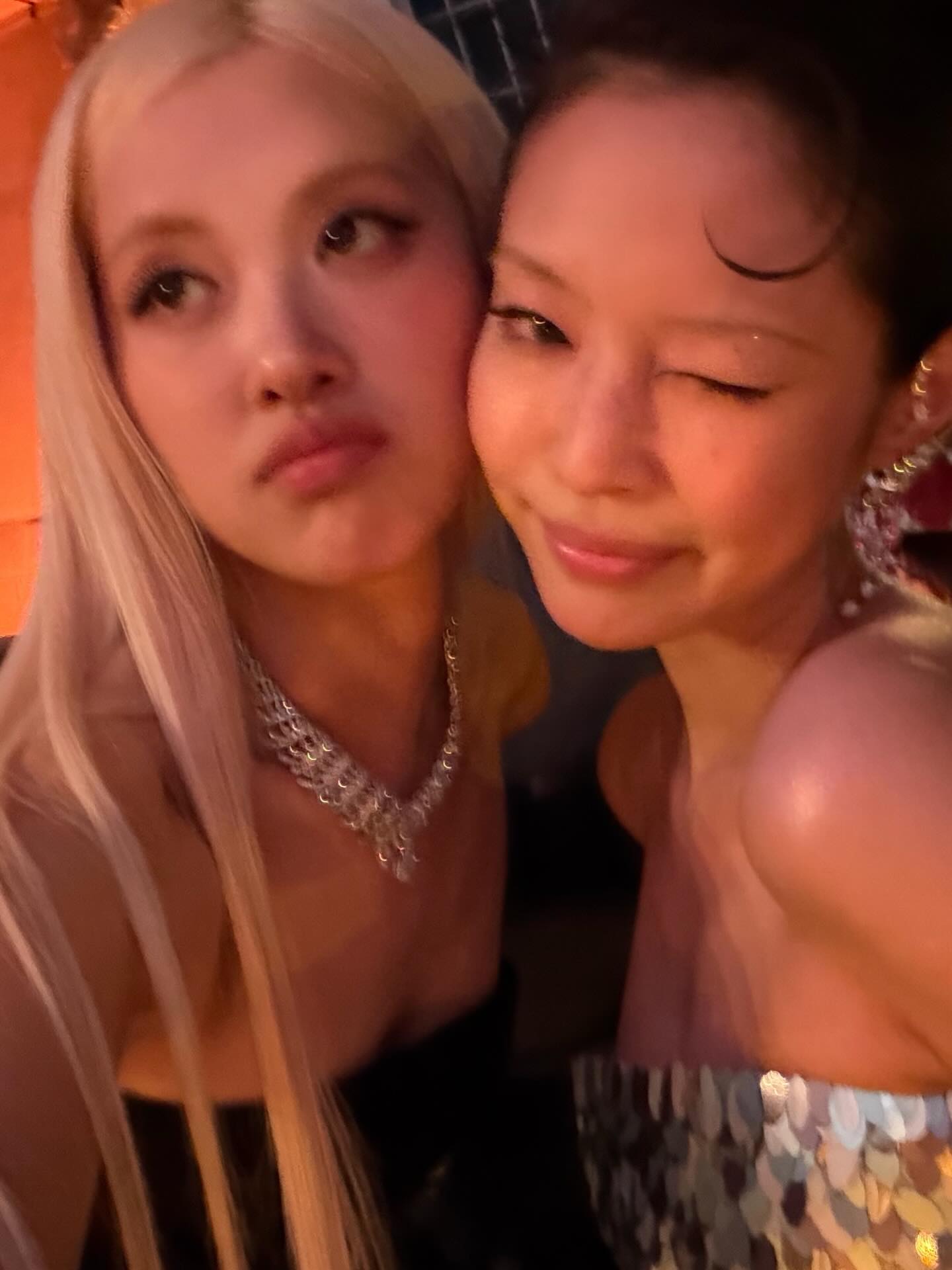 Rosé夜店抓拍照，黑色穿搭配酒杯氛围感
