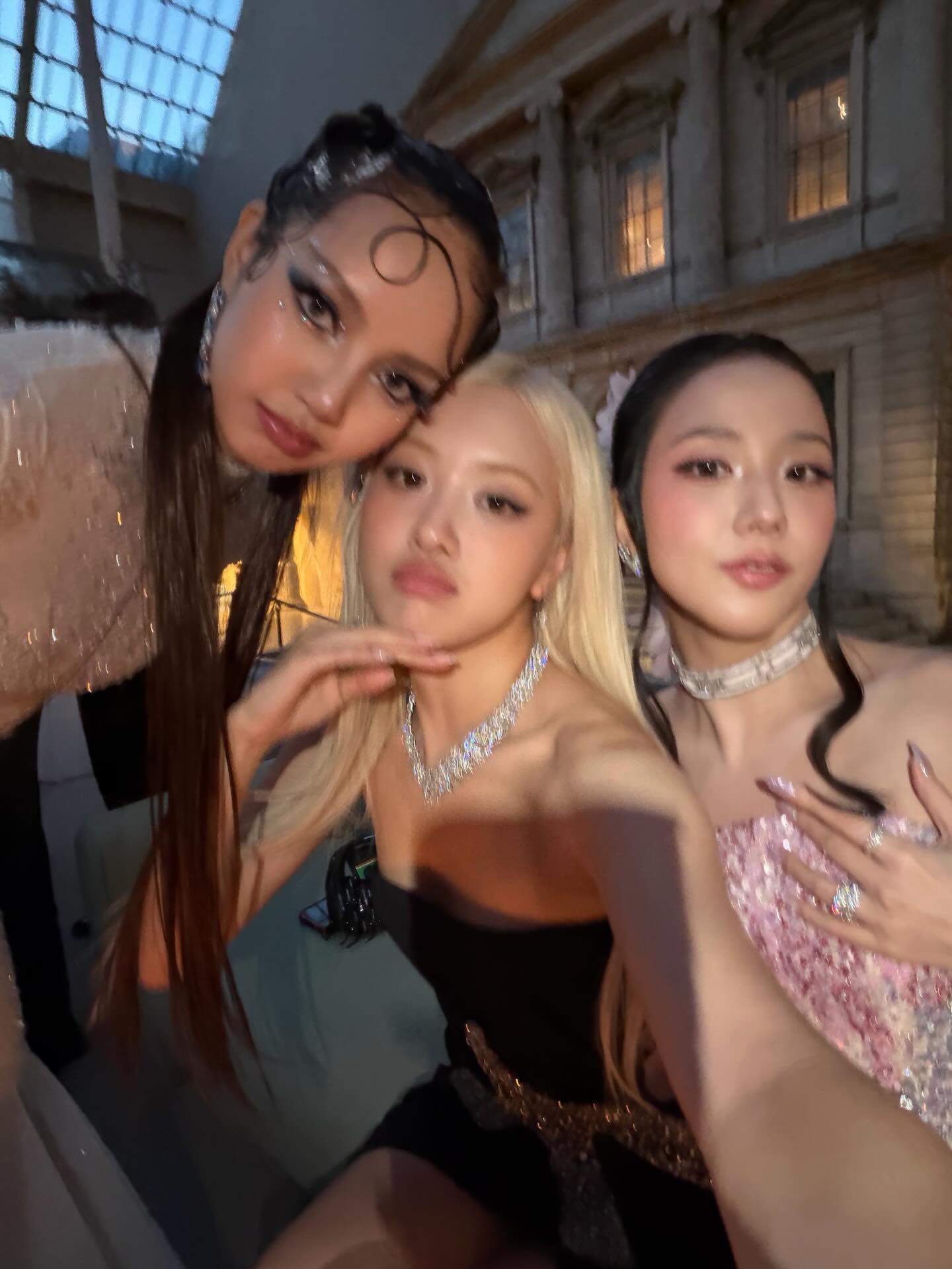 Rosé夜店闺蜜合影，黑色穿搭搭亮片长裙视觉反差-街拍look