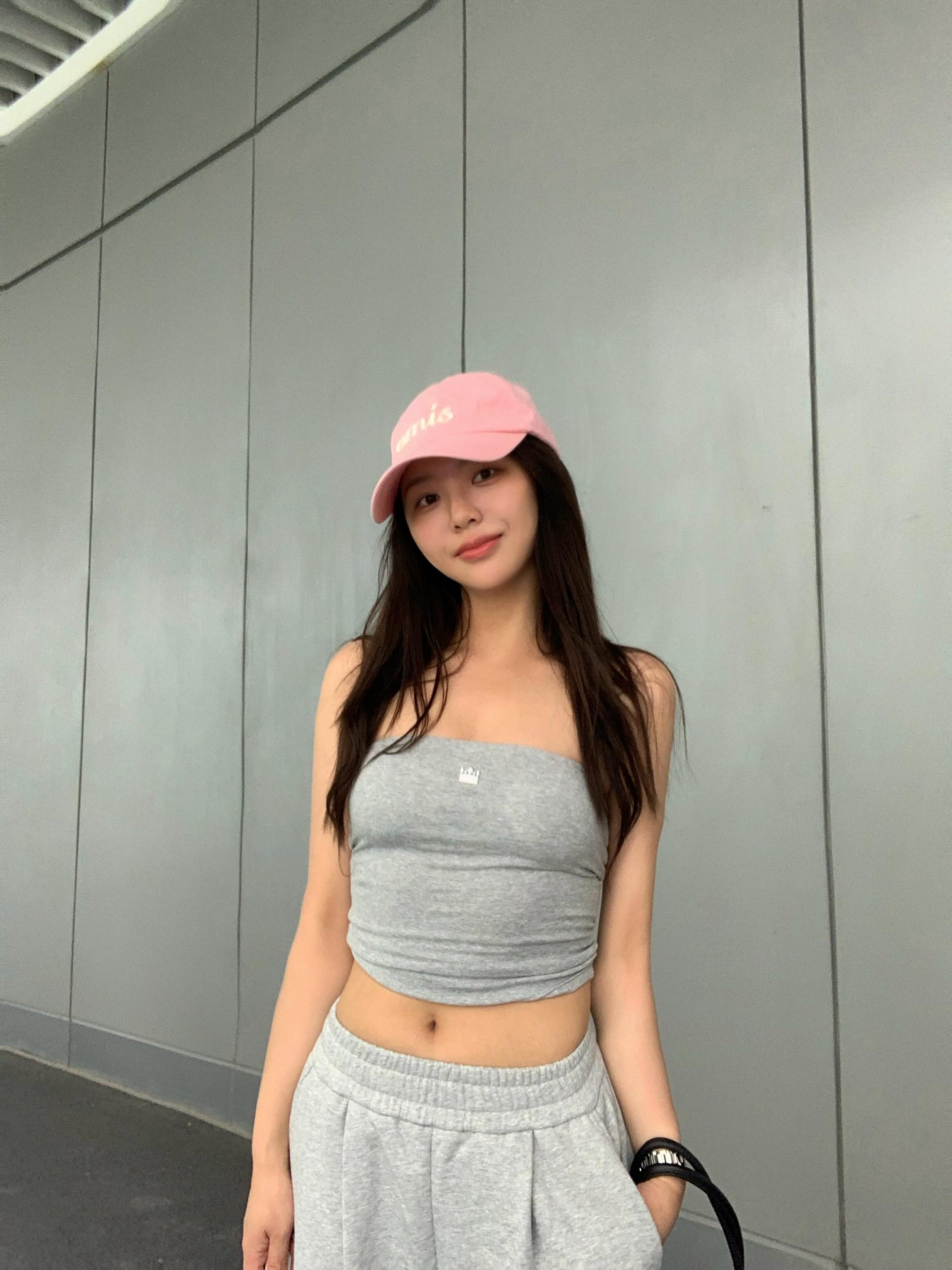 zzjie_z灰色抹胸运动套装背面视角，上紧下松Athflow穿搭