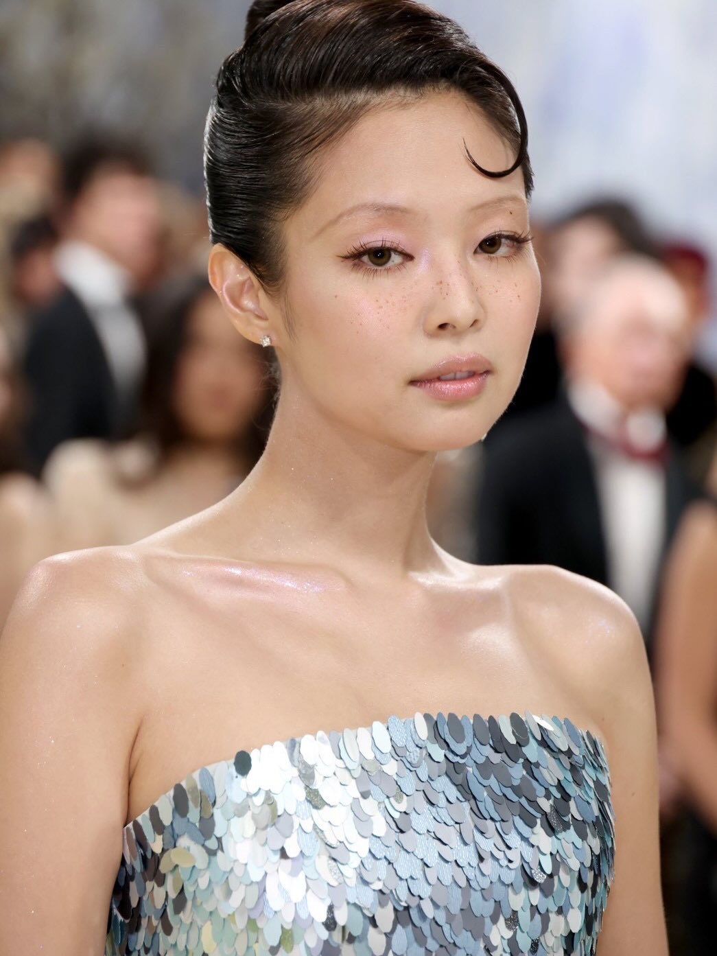 Jennie银蓝鳞片鱼尾裙MetGala活动合影
