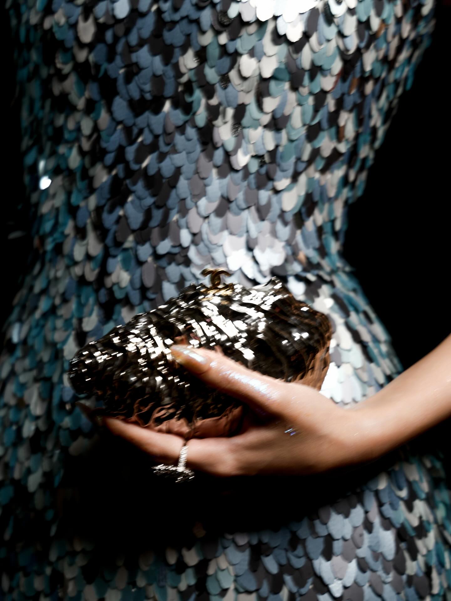 Jennie Alaïa银蓝鳞片礼服细节特写与BV编织手包