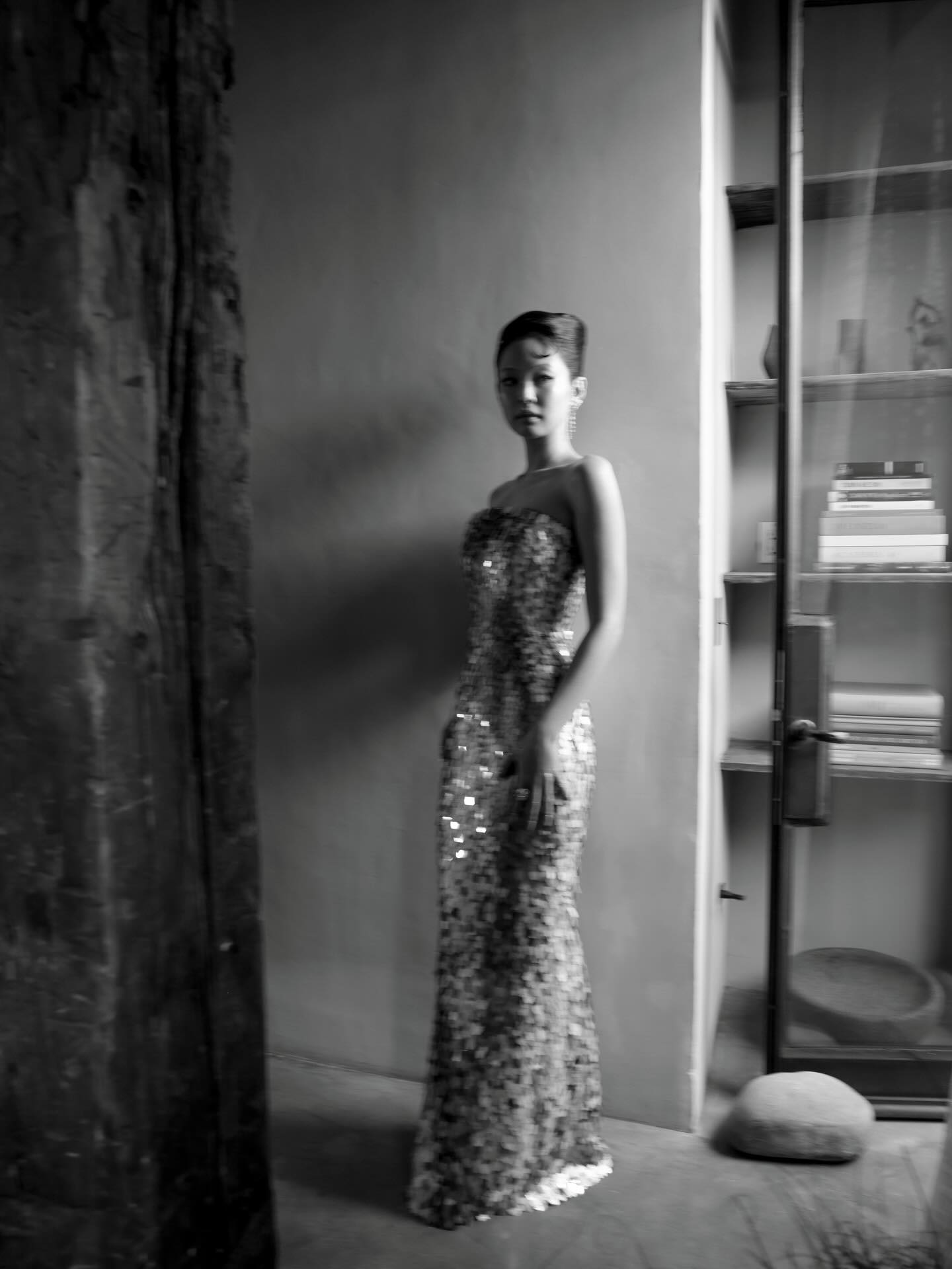 Jennie Alaïa银蓝鳞片礼服黑白艺术大片