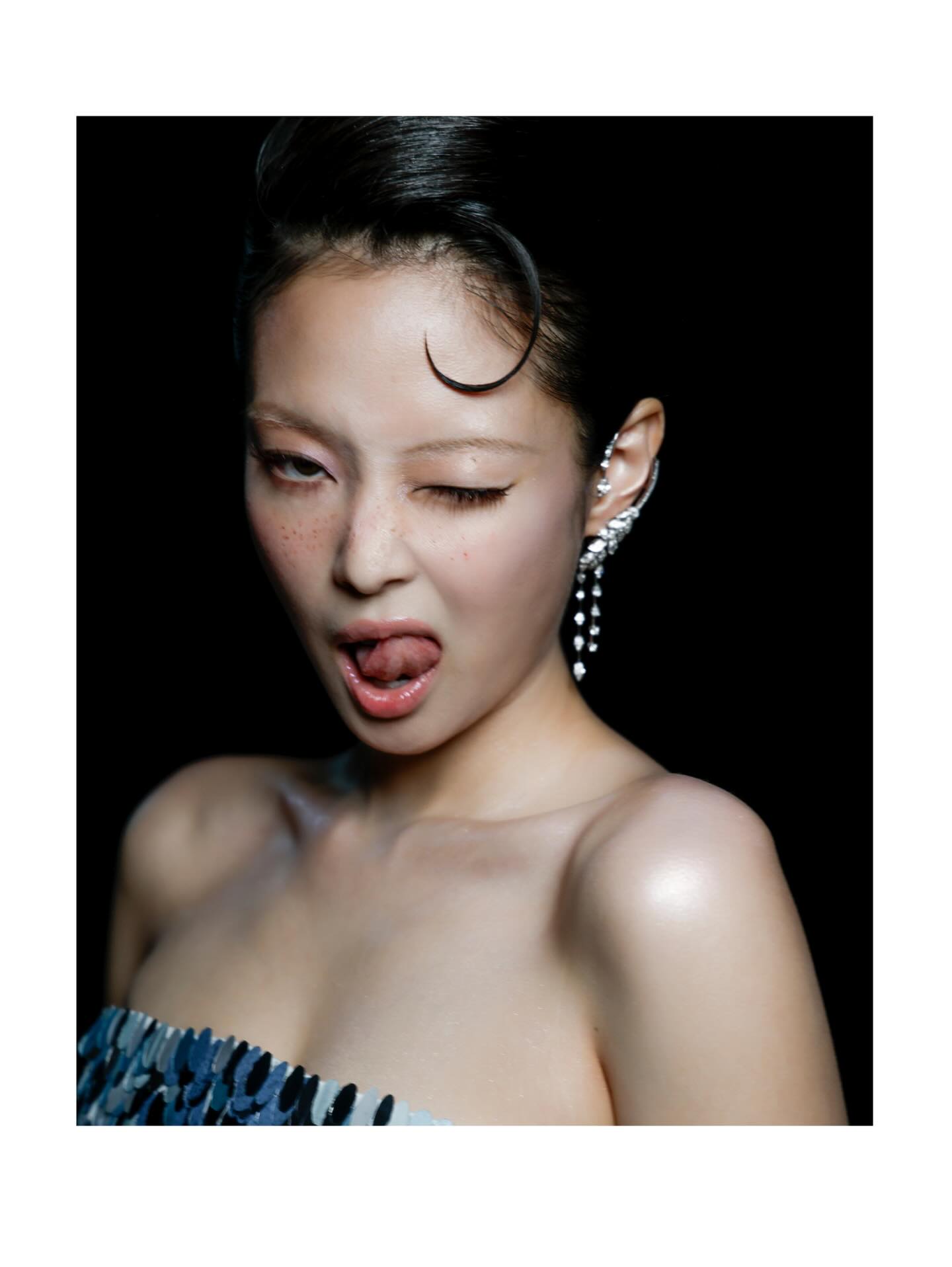 Jennie银蓝鳞片鱼尾裙MetGala红毯单人照