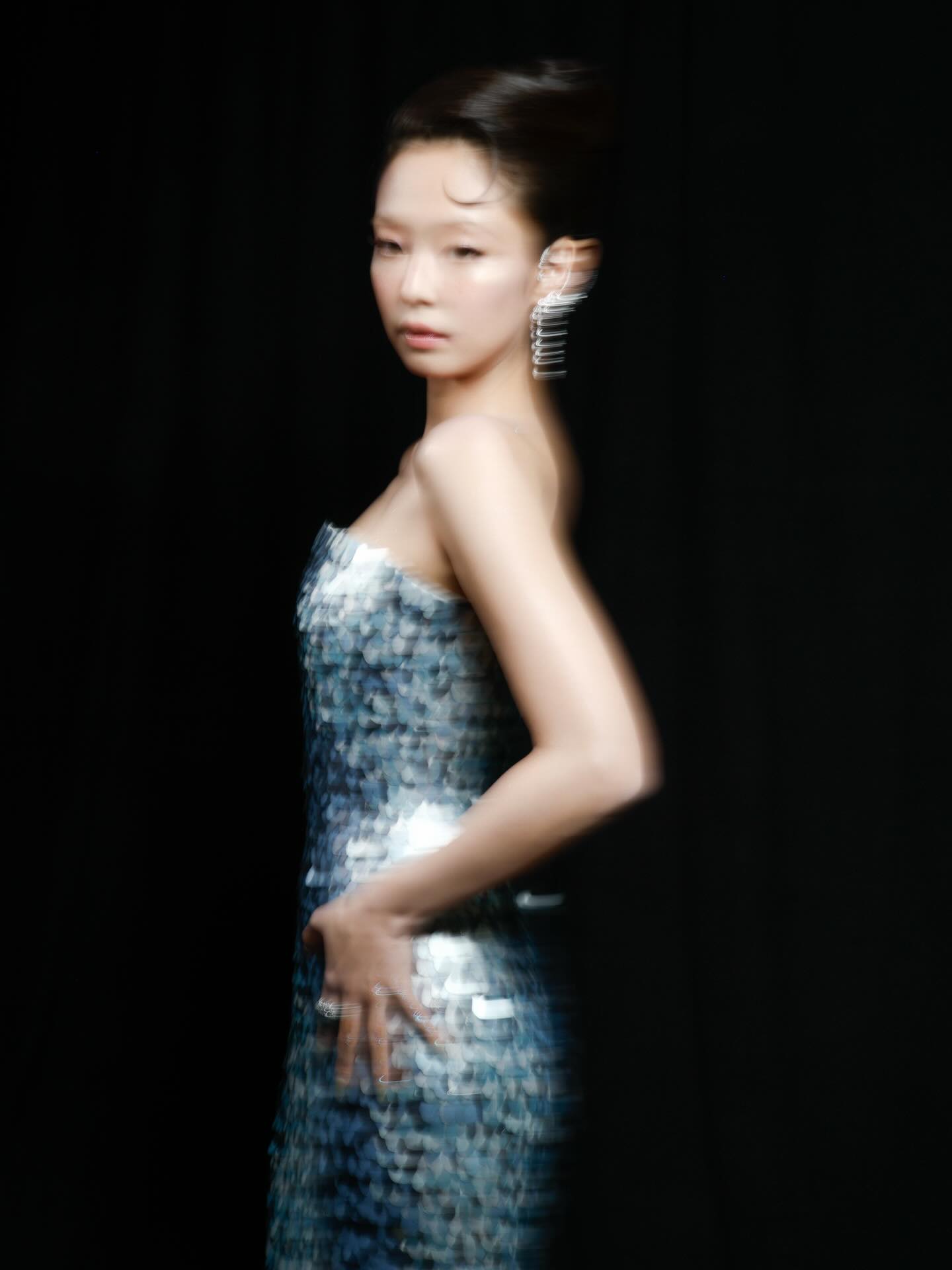 Jennie Alaïa银蓝鳞片裙人物特写