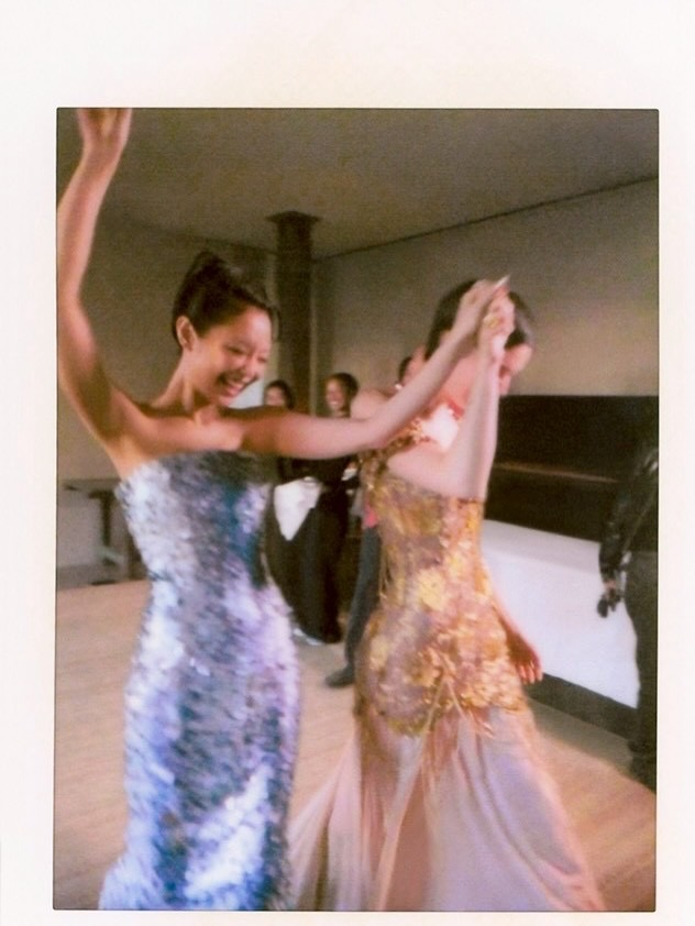 Jennie银蓝鳞片裙四人合影MetGala