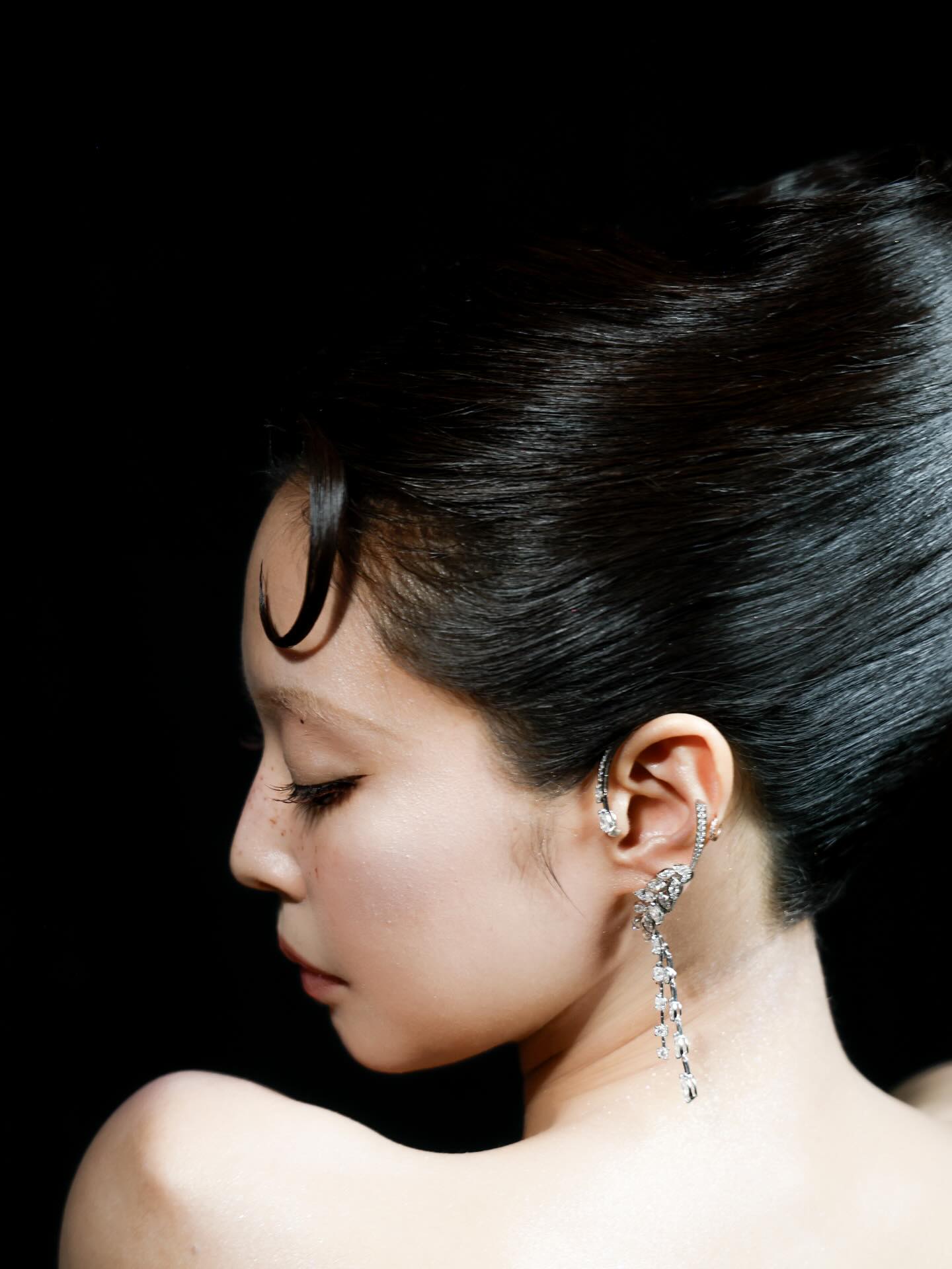 Jennie Alaïa银蓝鳞片裙复古酒店走廊写真