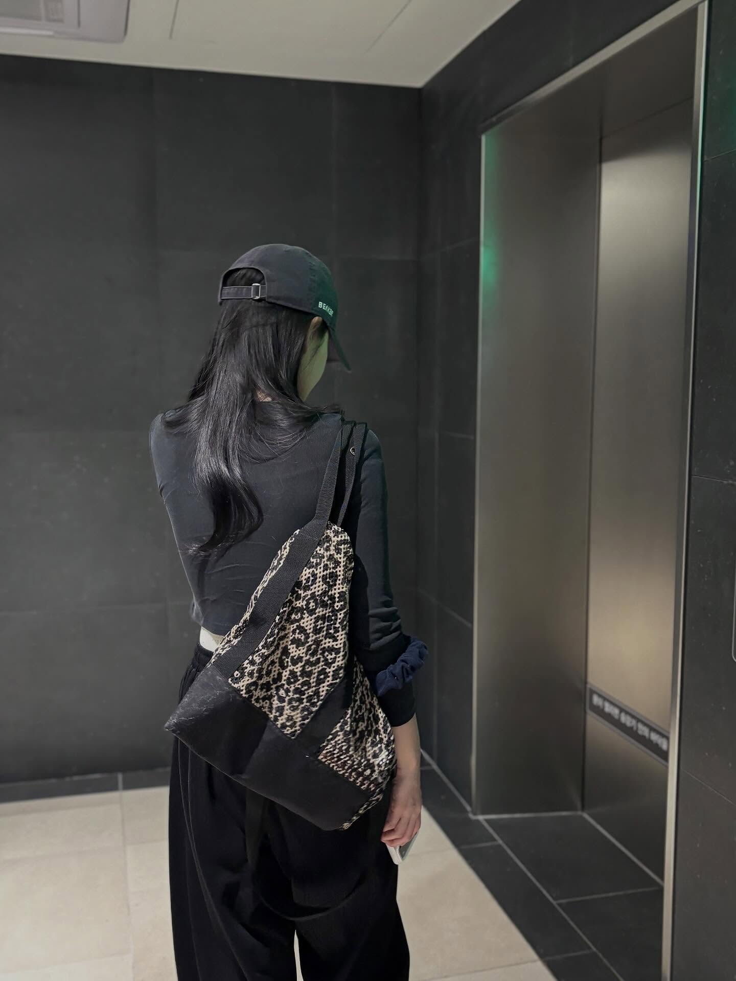 洪素素黑米白练功服芭蕾教室全身照