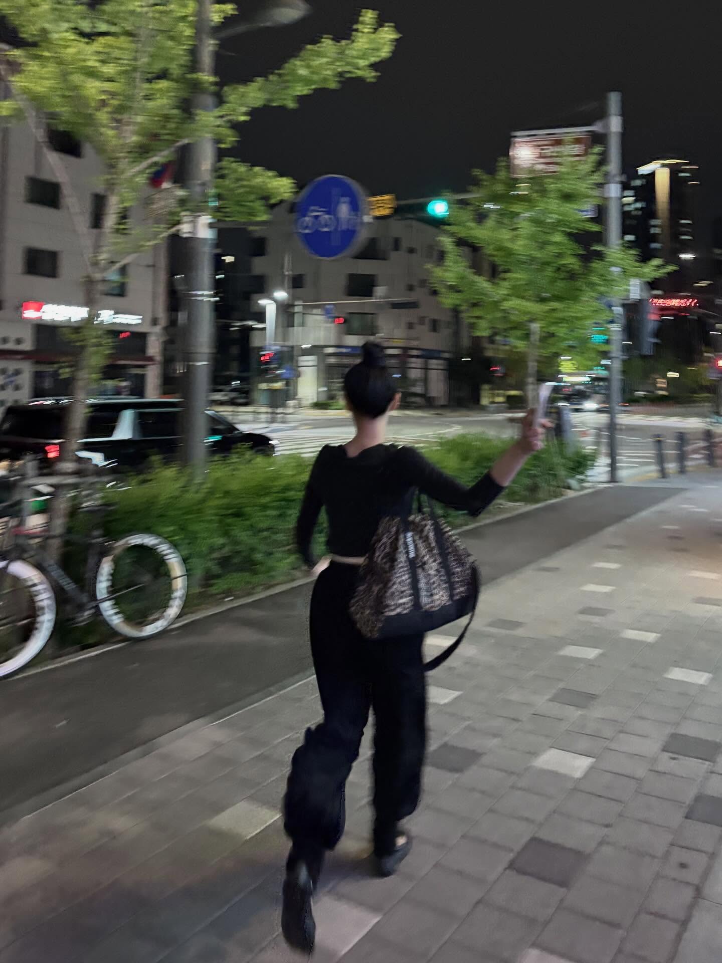 洪素素黑米白练功服芭蕾教室镜前背影