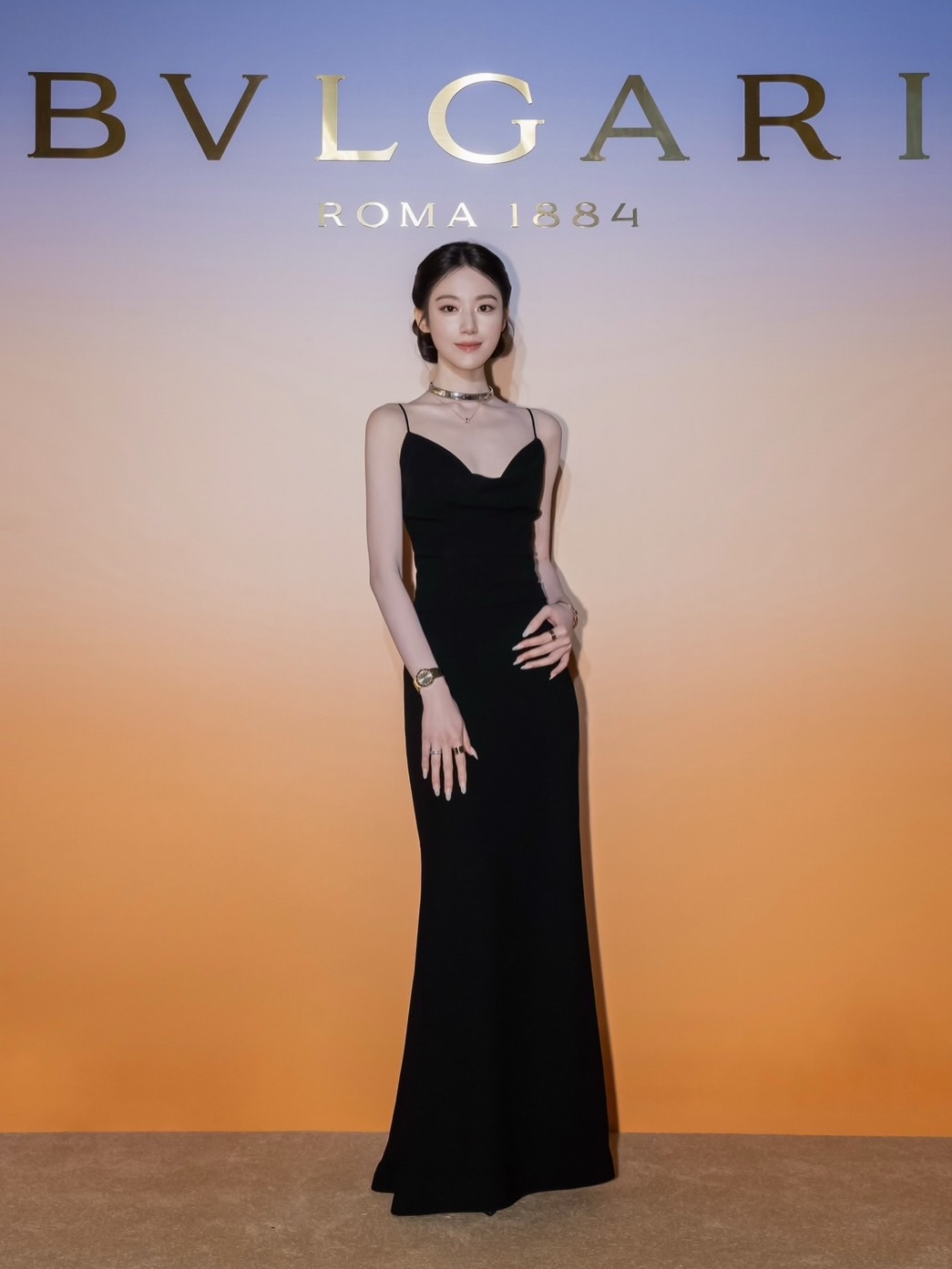 (G)I-DLE黑色吊带鱼尾裙钻石choker，BVLGARI品牌活动优雅造型