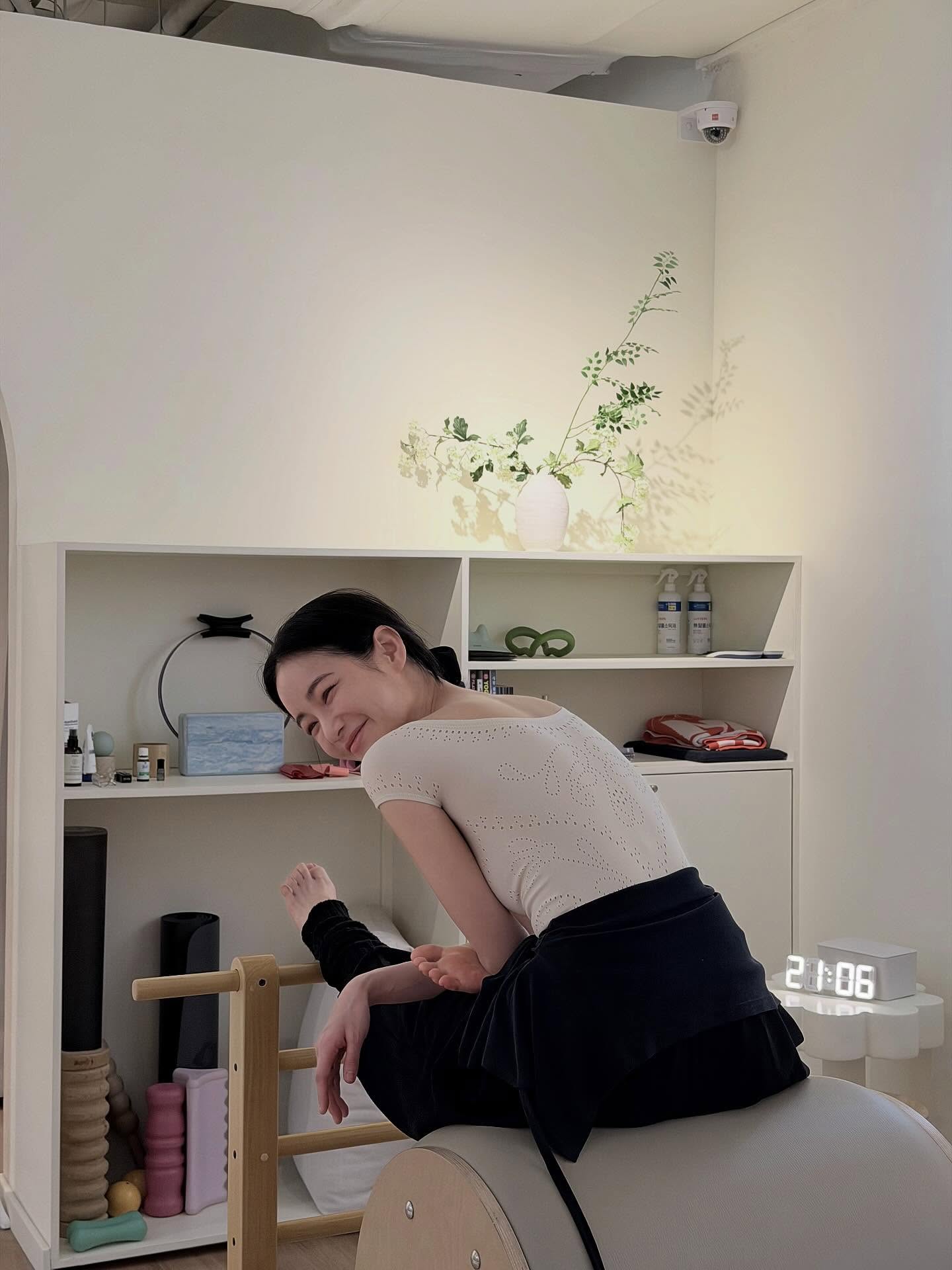 hongsuzu白色镂空连体衣搭黑色系带外套，芭蕾练功叠穿法