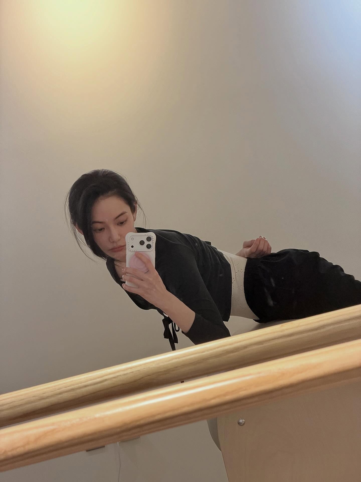 hongsuzu黑白芭蕾穿搭近景自拍，把杆旁练功日常