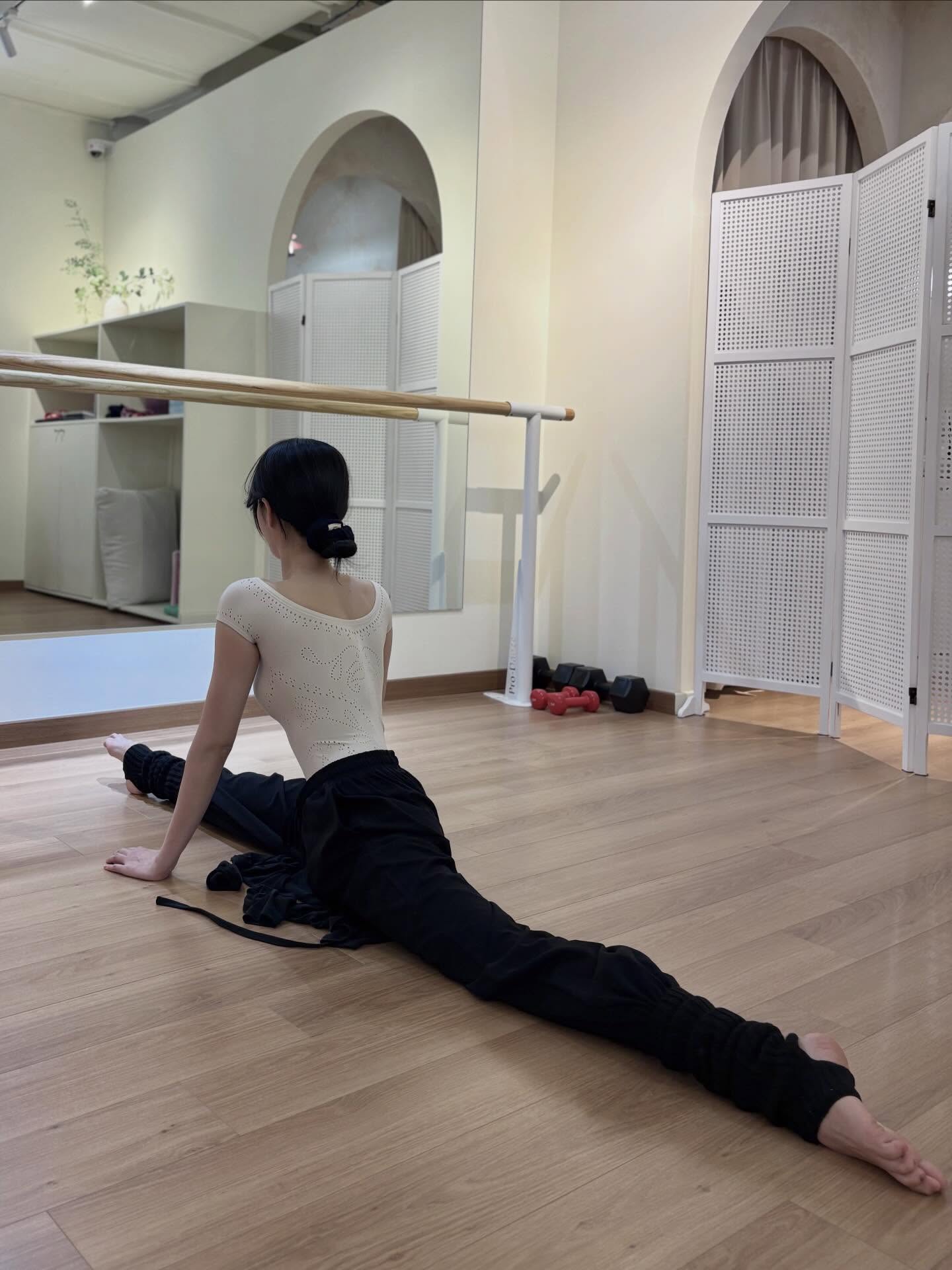 hongsuzu芭蕾练功服把杆自拍，脱下外套展现镂空连体衣细节