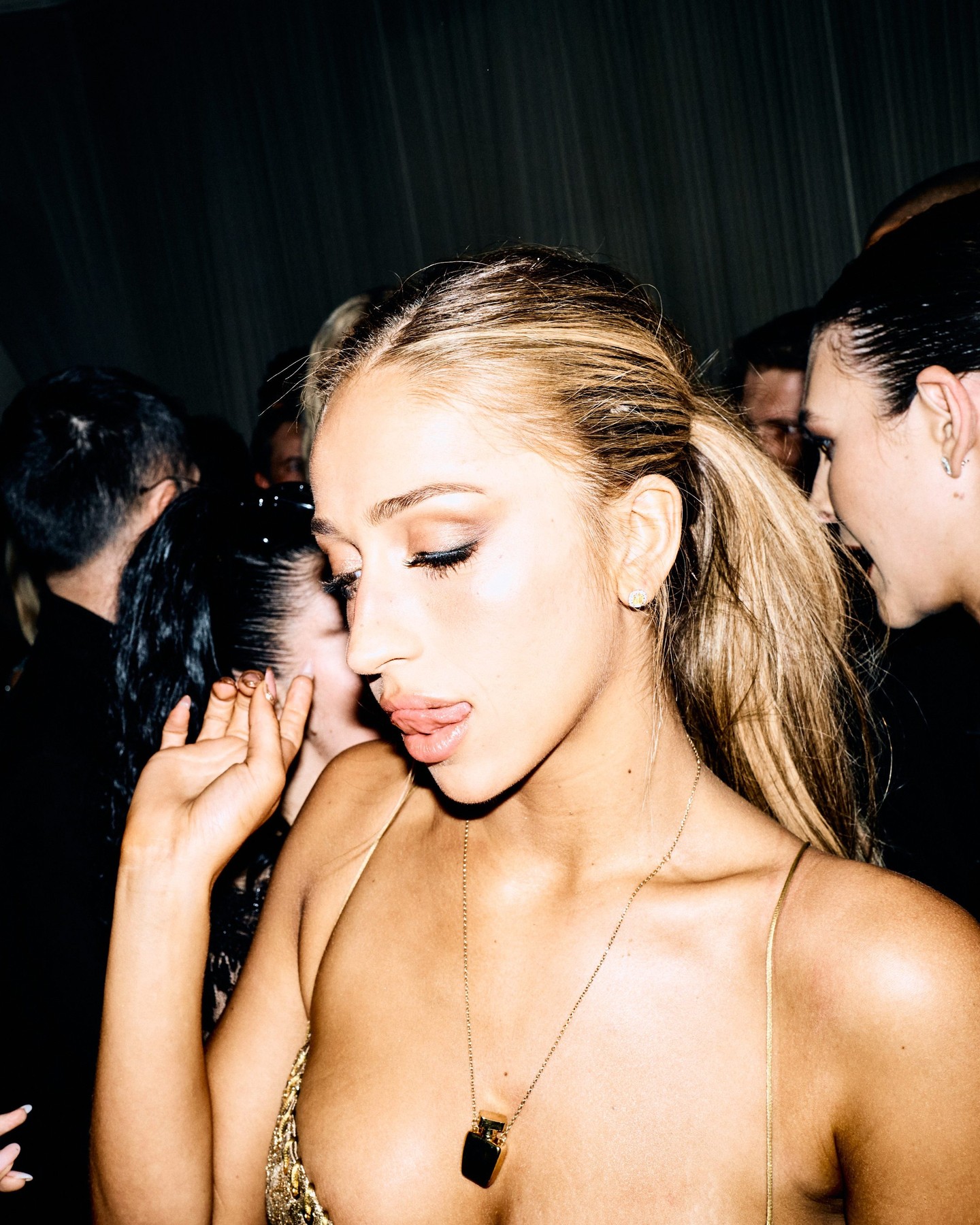 Lourdes Leon 金色亮片深V吊带礼服派对造型-街拍look