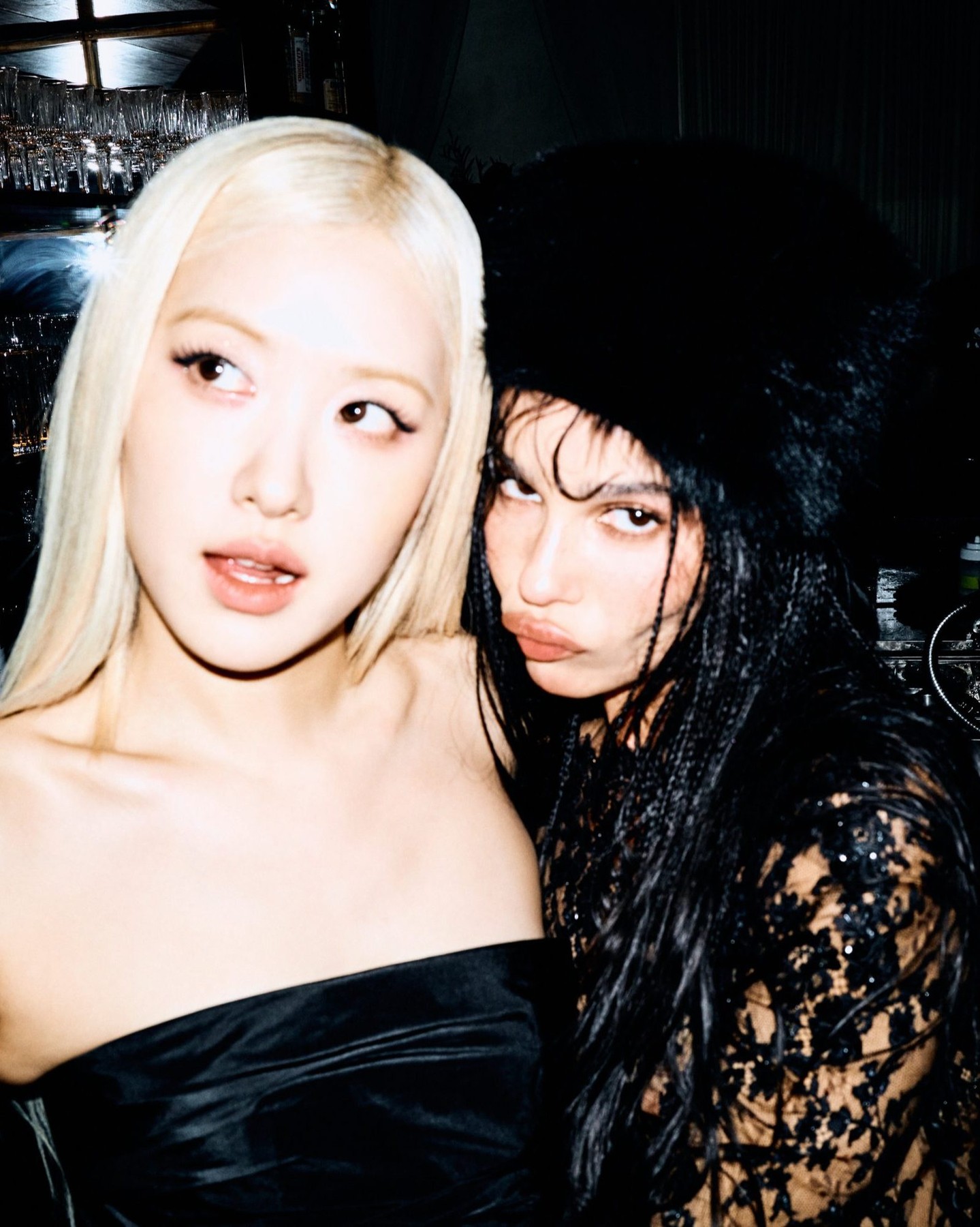 Rosé & Lisa 黑色丝绒与蕾丝造型酒吧合影
