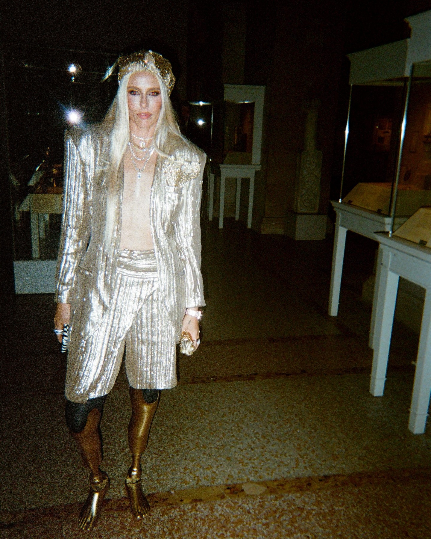Jeffree Star 银白色金属质感未来主义造型