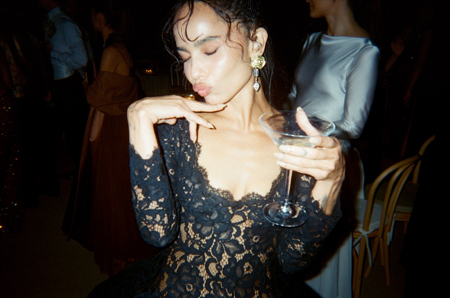 Zoë Kravitz 黑色蕾丝深V长袖连衣裙派对造型