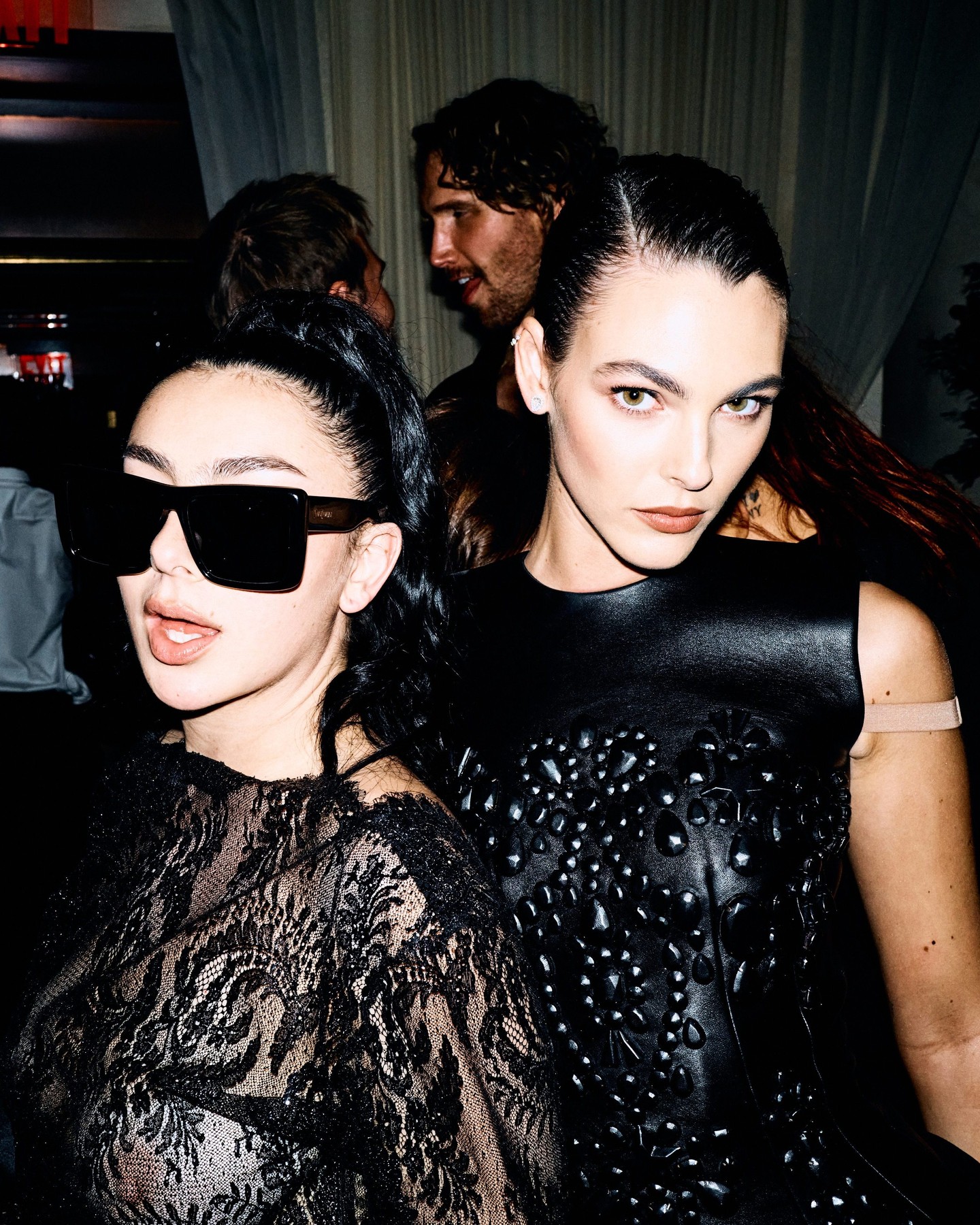 Charli XCX & Vittoria Ceretti 黑色蕾丝与皮革造型派对合影