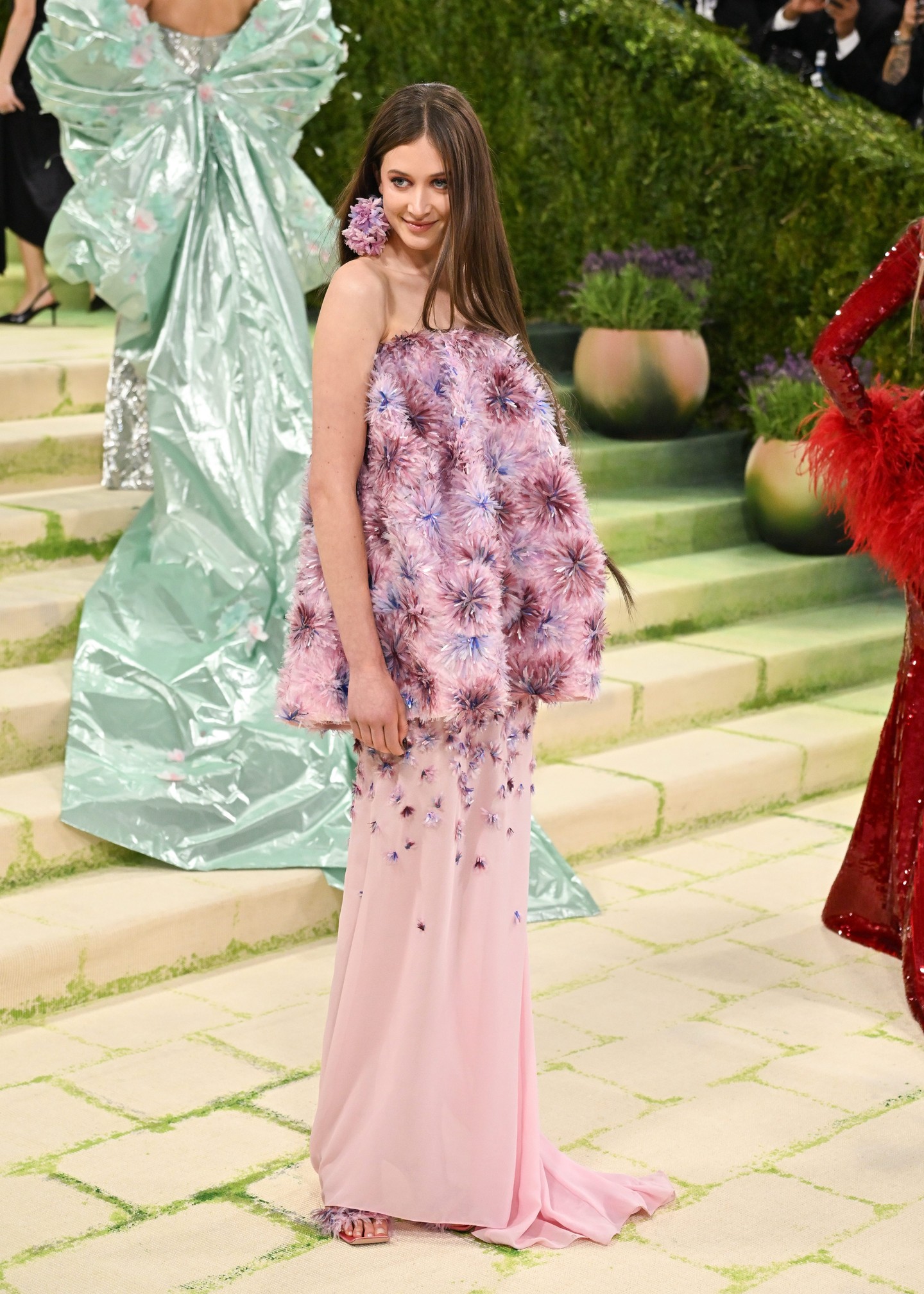 Karlie Kloss 粉紫渐变立体花朵抹胸长裙 Met Gala 造型