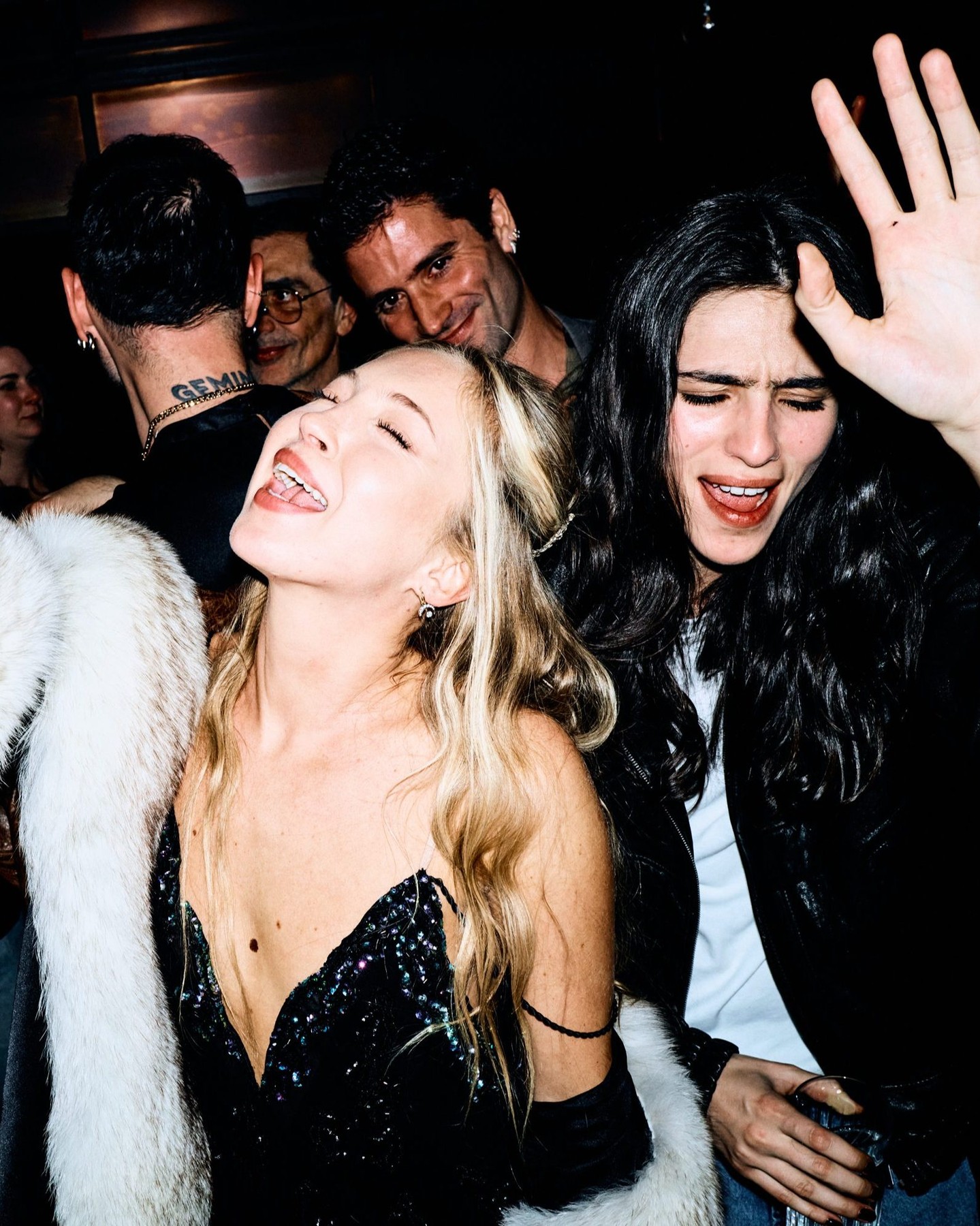 Kate Moss 黑色亮片深V吊带裙搭配白色毛绒大衣夜店造型