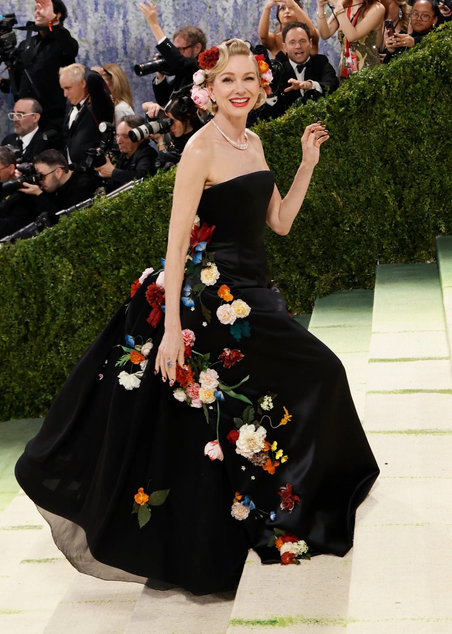 Naomi Watts 黑色抹胸立体花卉大裙摆礼服 Balenciaga Met Gala 造型