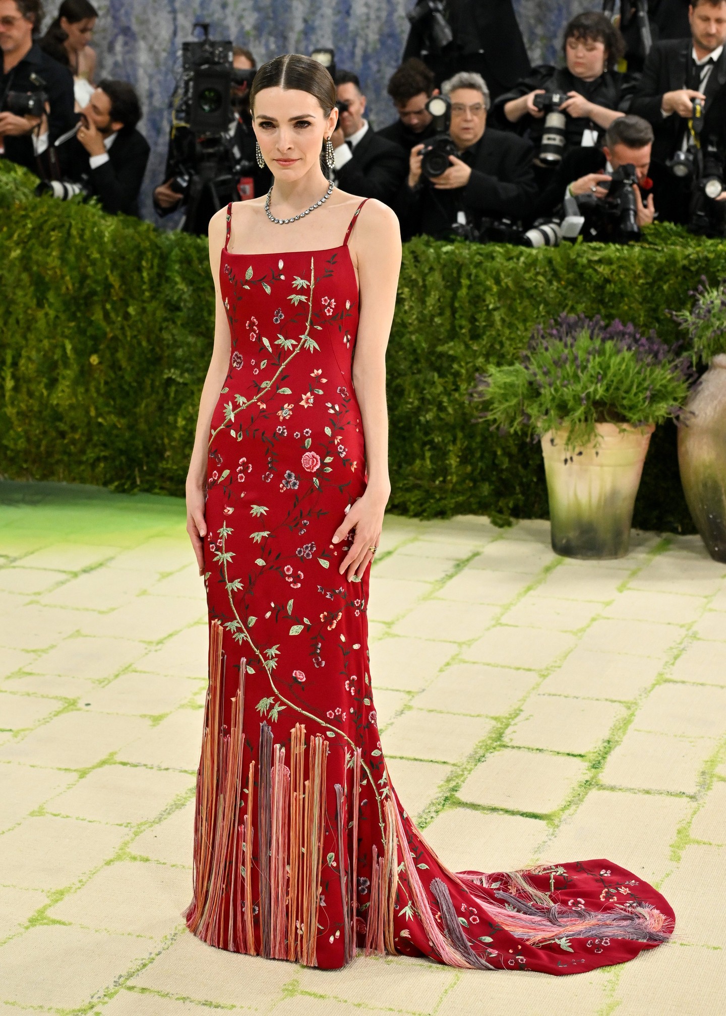 Bee Shaffer 红色花卉刺绣吊带长裙 Met Gala 造型