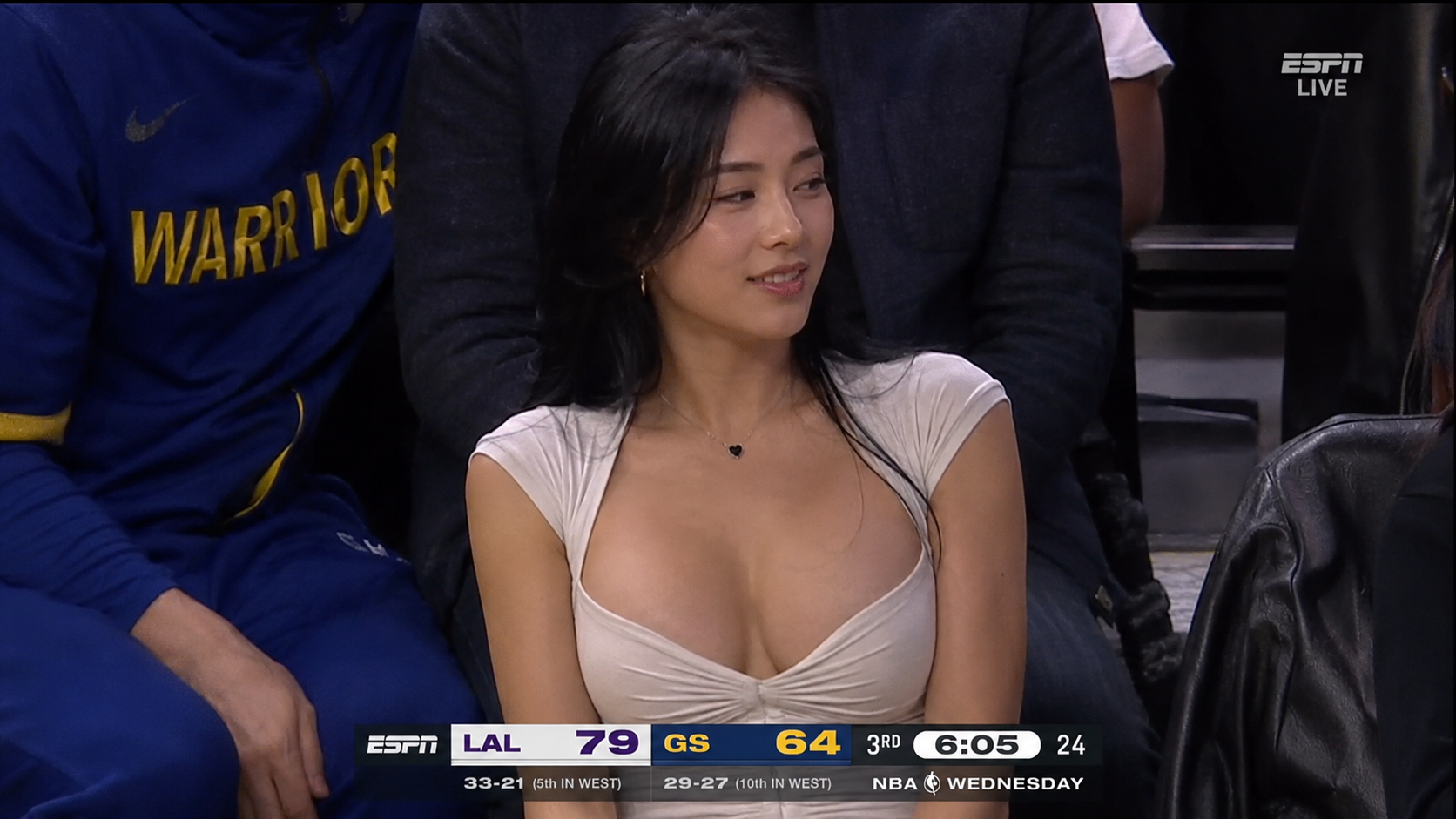 看NBA怎么穿？白色深V扭结上衣球场边简约性感穿搭