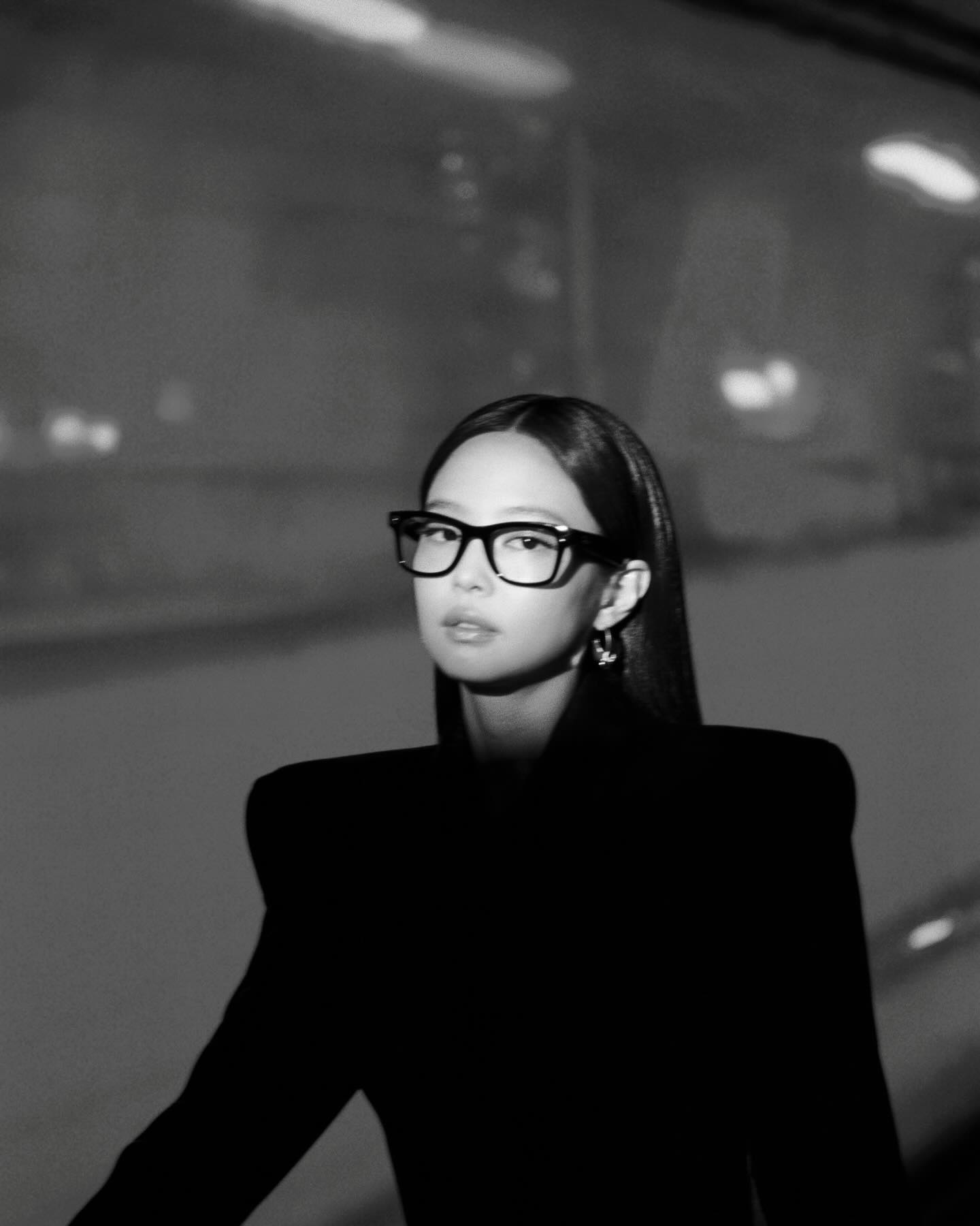 Jennie金珍妮黑色高领针织配粗框眼镜，静奢风机场穿搭