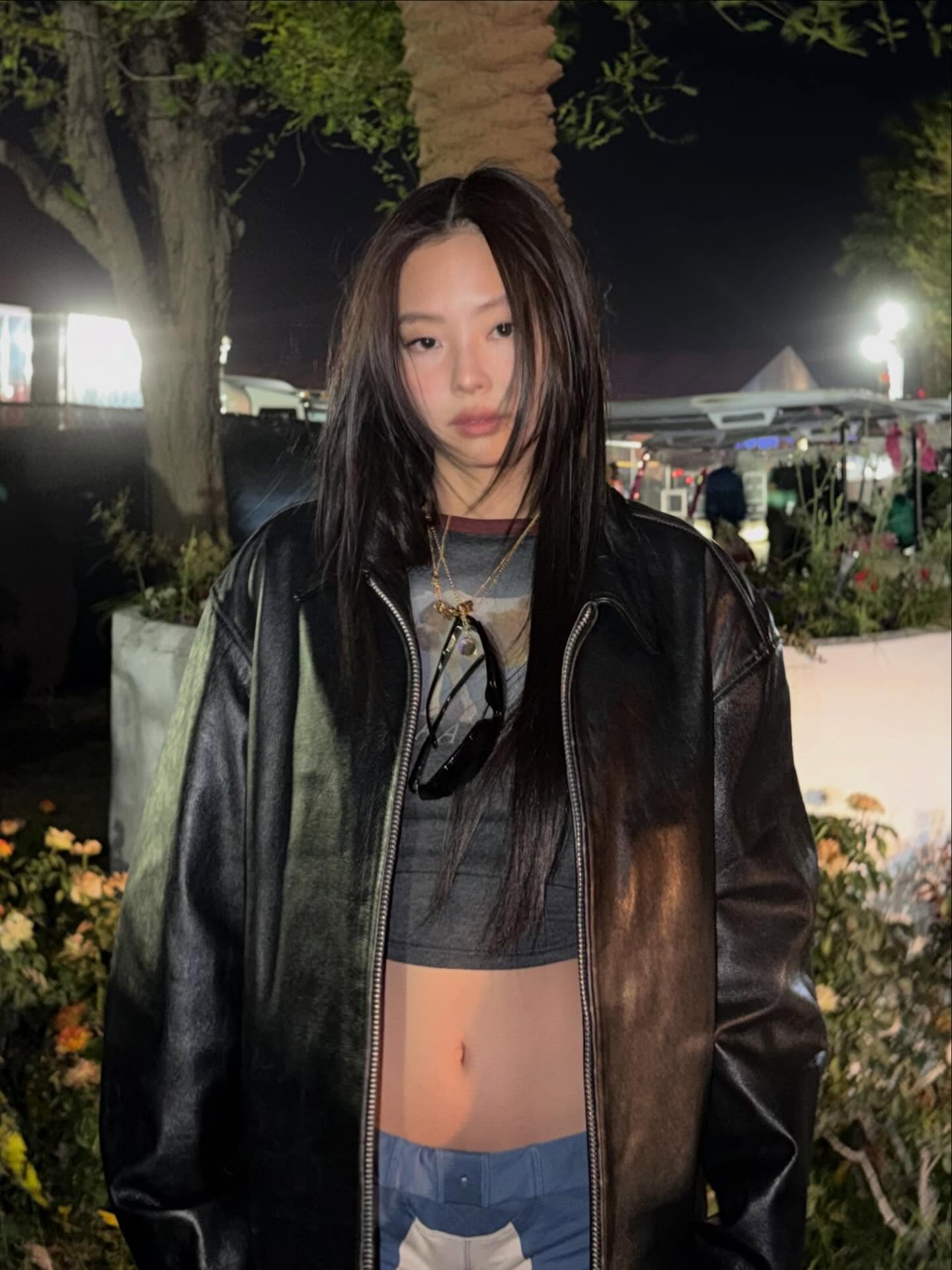 黑色oversized皮夹克配迷彩露脐T恤低腰牛仔裤，Y2K千禧复古街头风