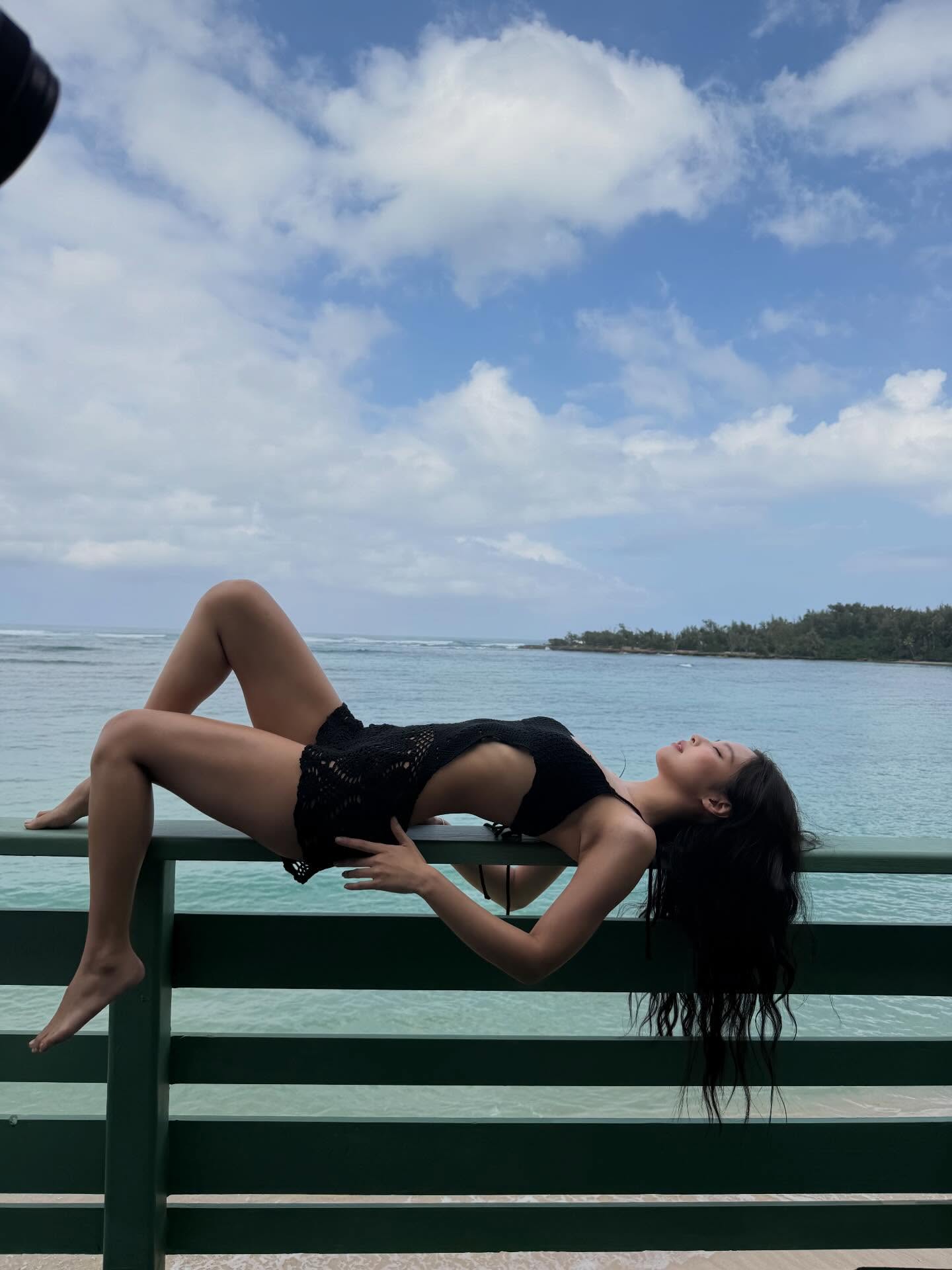 Jennie黑色钩针镂空连体泳衣配蓝天碧海，夏日度假风大片