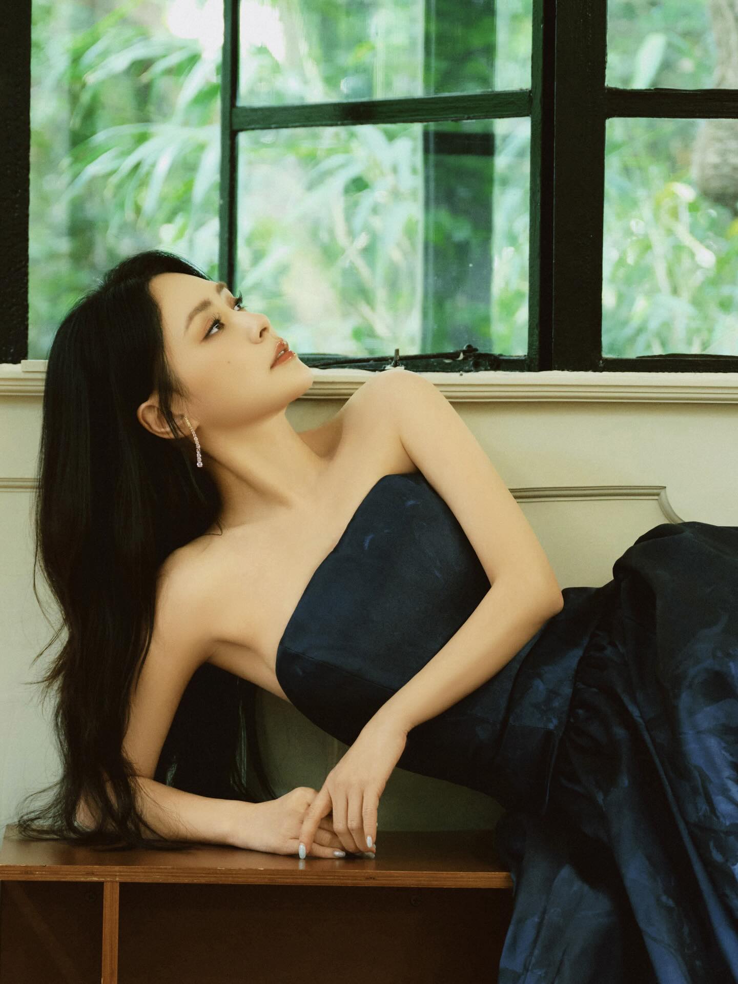 赵丽颖深蓝抹胸蓬松礼服配水晶耳环，复古文艺女神风大片-街拍look