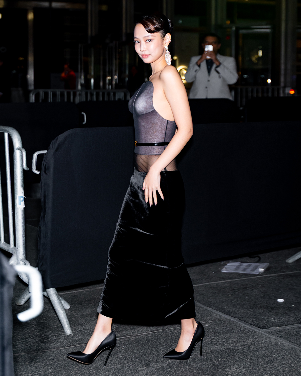 Jennie金珍妮深灰网纱胸衣配黑色丝绒裙，Met Gala派对复古好莱坞 glamour