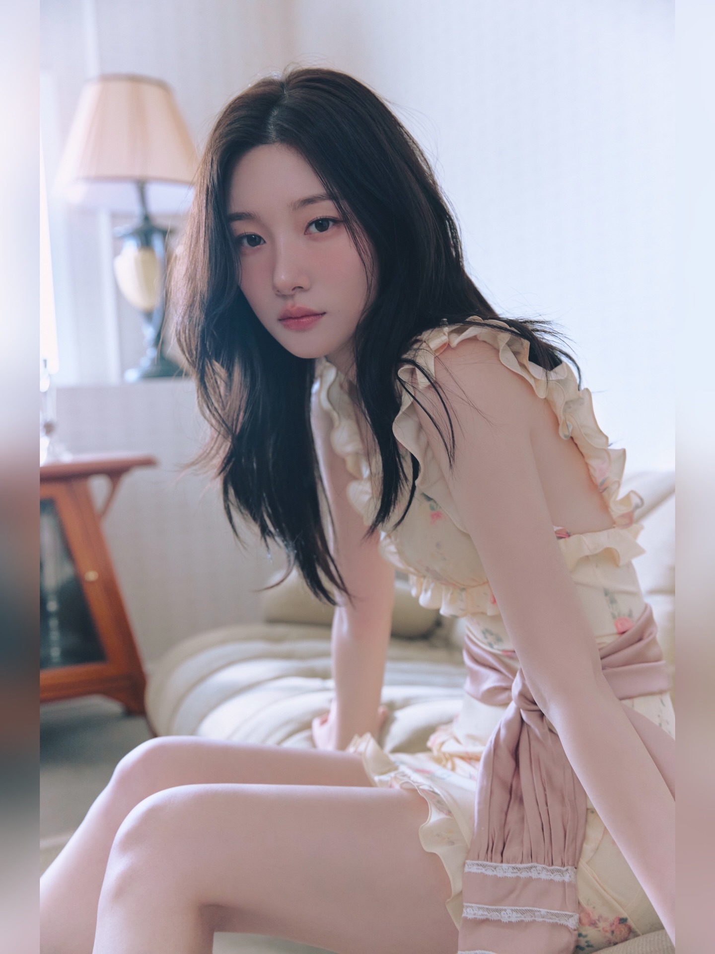 IOI金素慧奶油白碎花荷叶边连衣裙配粉缎腰带，少女浪漫居家风