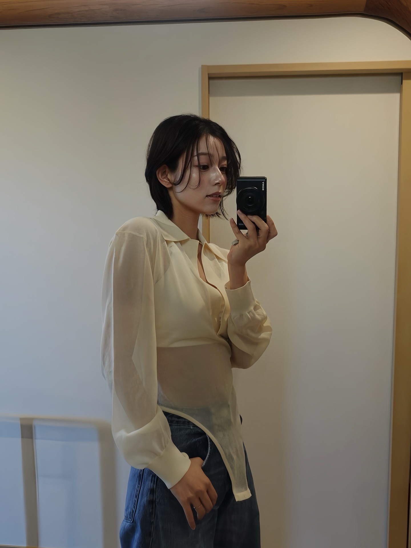 解构主义短款衬衫配高腰阔腿牛仔裤，韩系清冷感轻熟女通勤穿搭