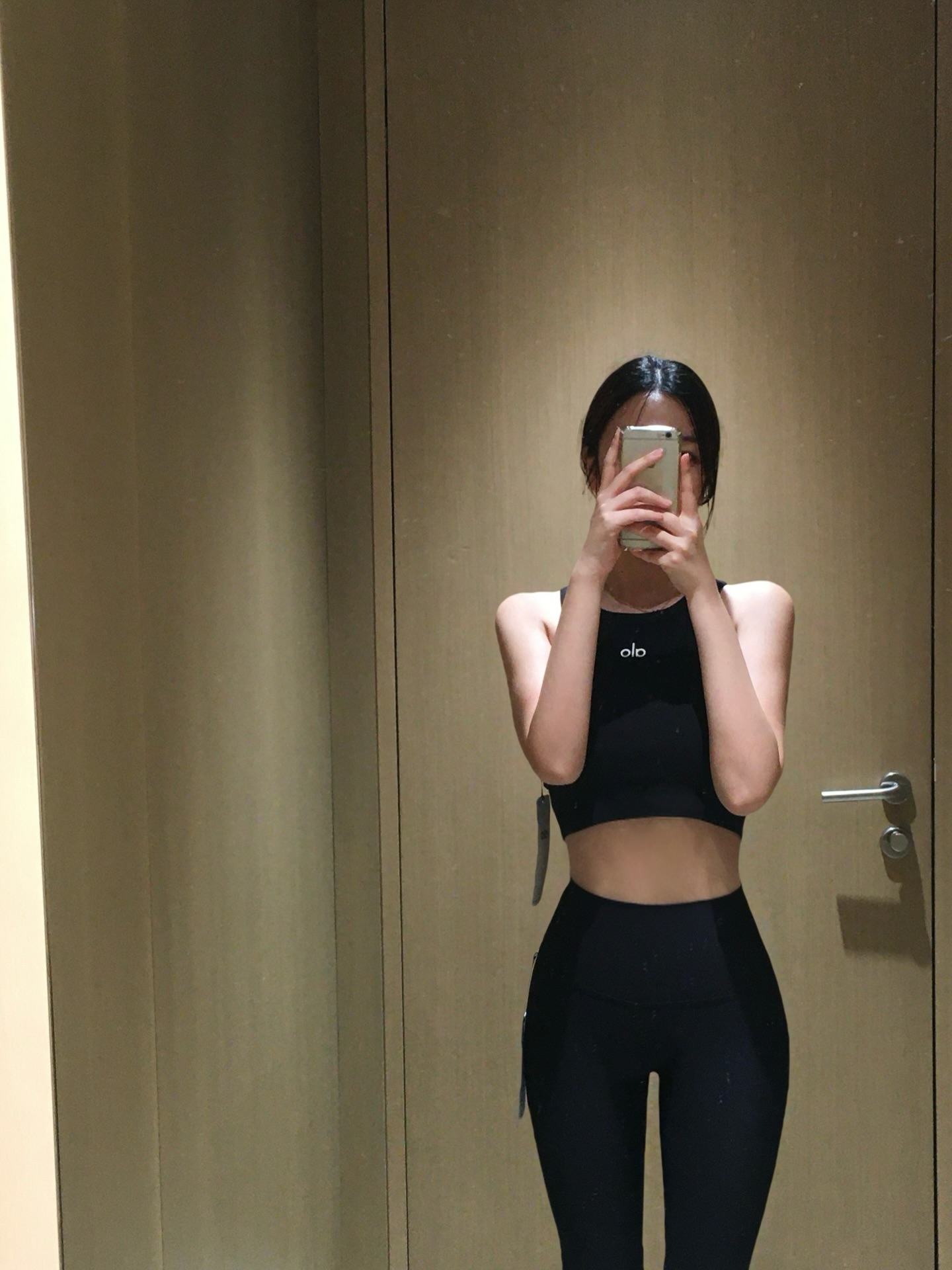 Alo Yoga黑色运动背心配高腰瑜伽裤健身休闲风