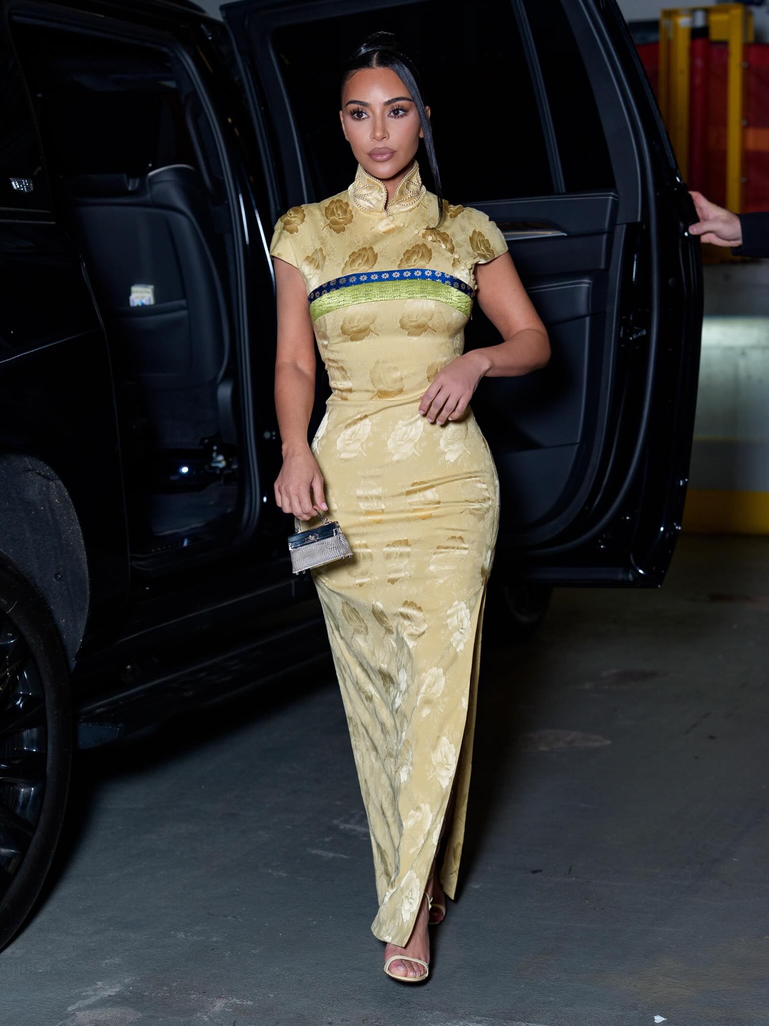 Kim Kardashian金色旗袍式缎面长裙东方奢华风