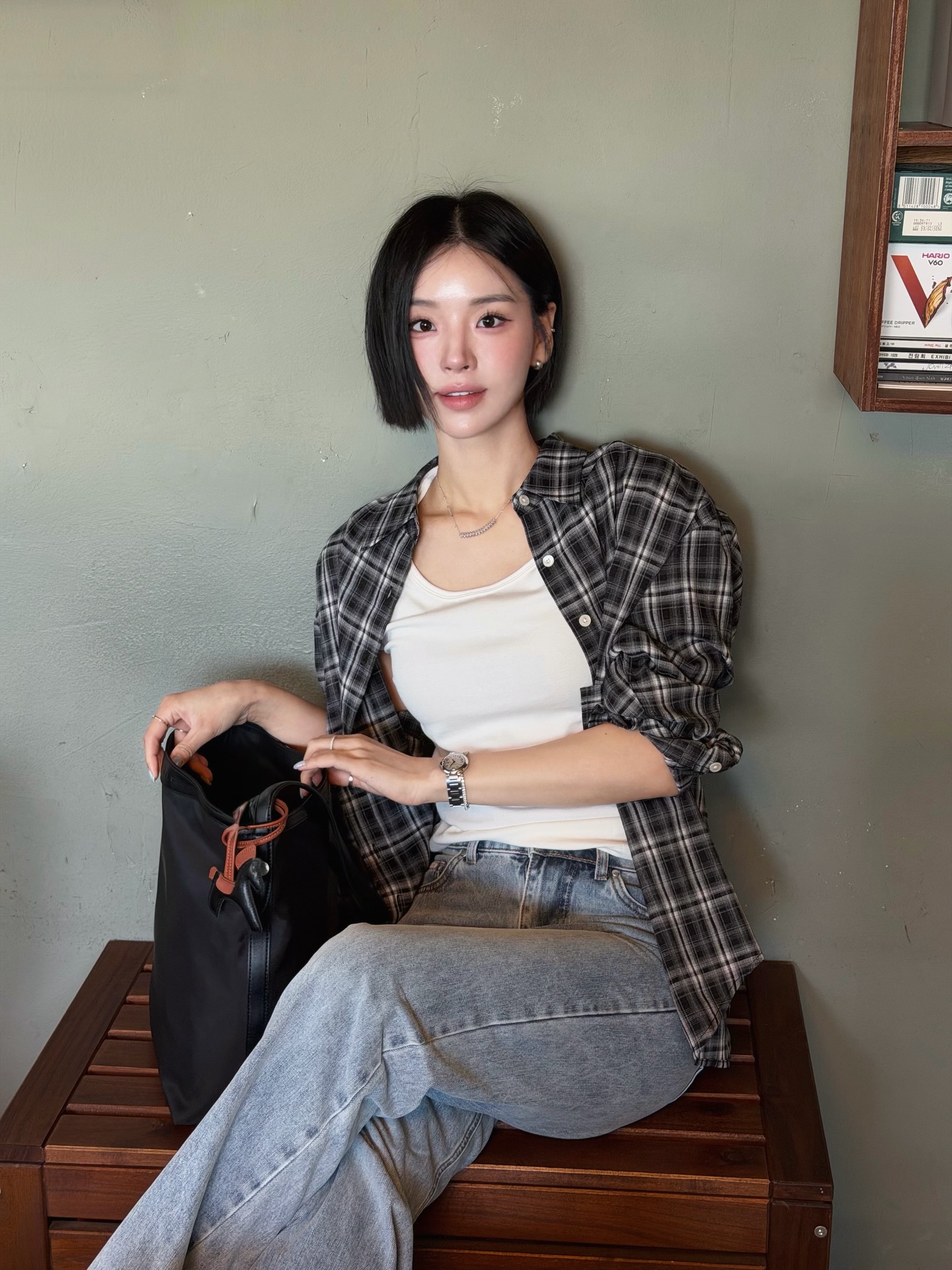 白色背心叠穿格纹衬衫配浅蓝牛仔，leehwan 韩系cleanfit风-街拍look