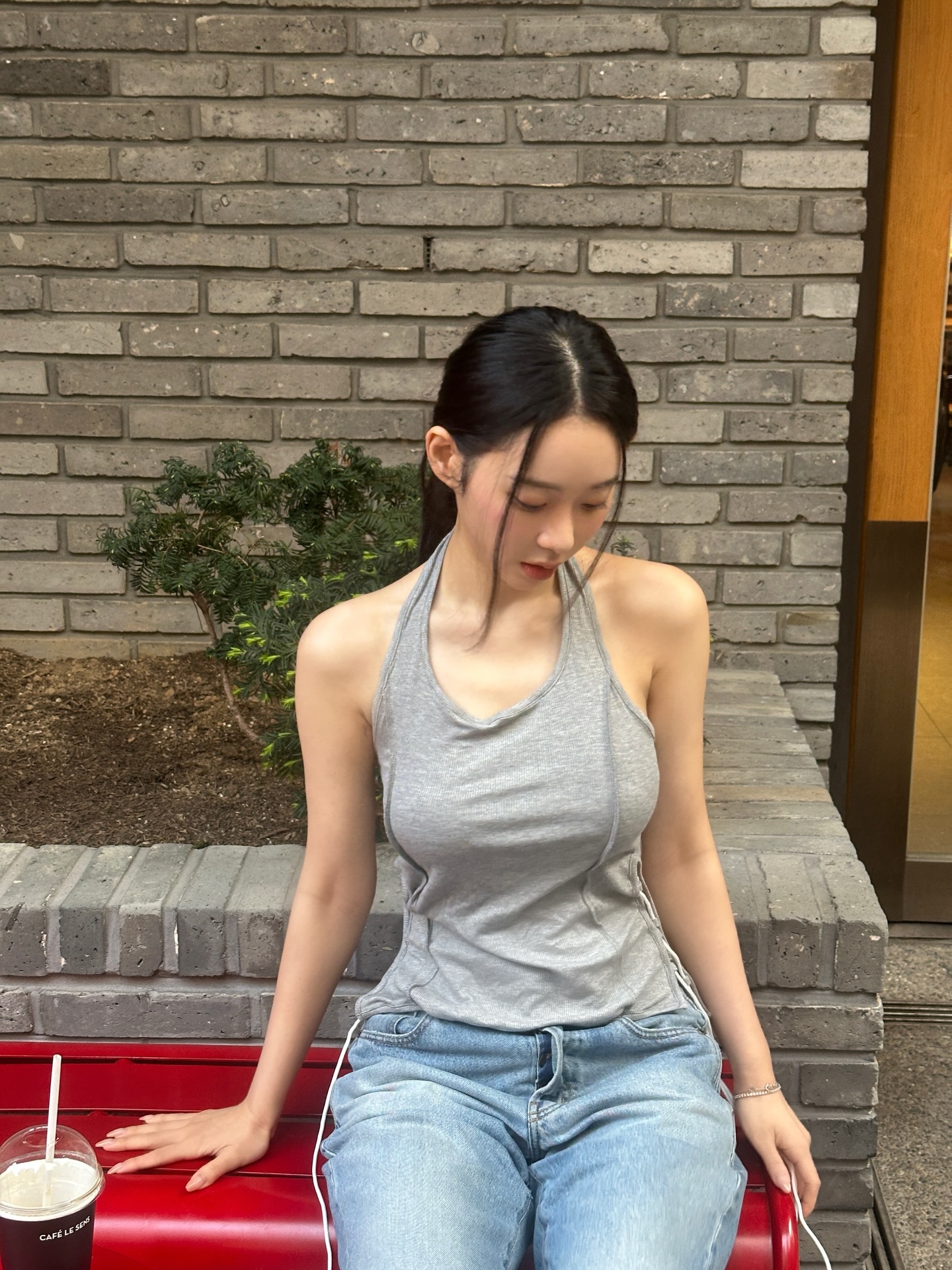 u.ukiyo灰色挂脖背心配浅蓝直筒牛仔裤，韩系简约慵懒风-街拍look