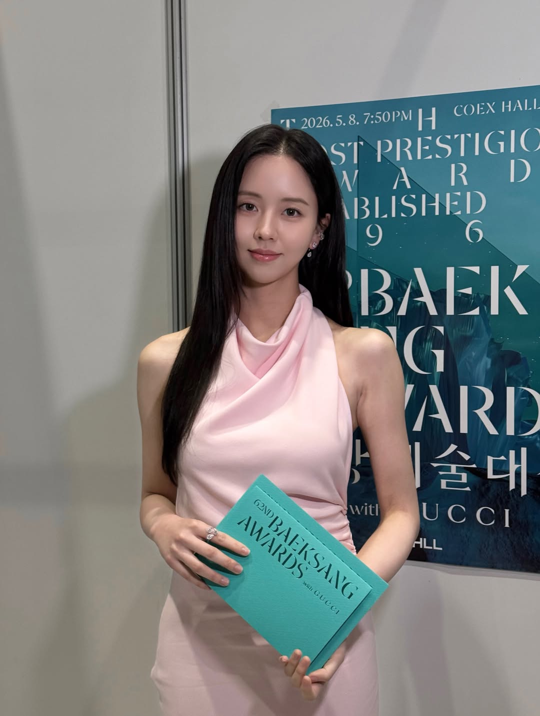 金所泫淡粉缎面挂脖长裙亮相百想艺术大赏，韩星红毯穿搭