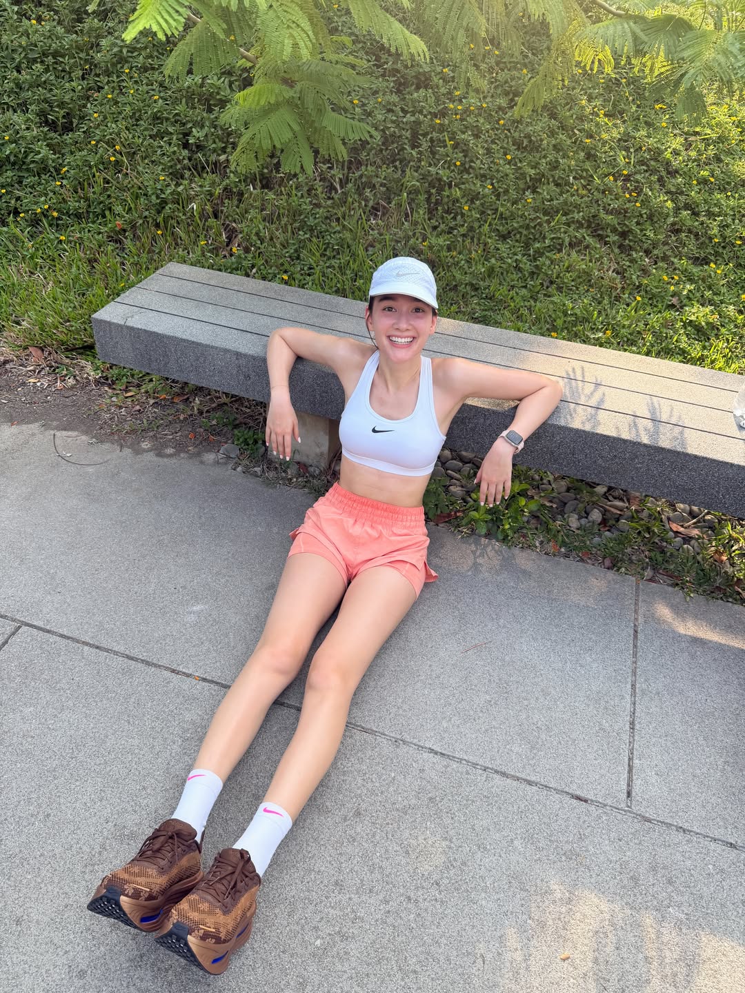Nike白色运动内衣配珊瑚粉短裤，dianaflipo阳光健身女孩穿搭