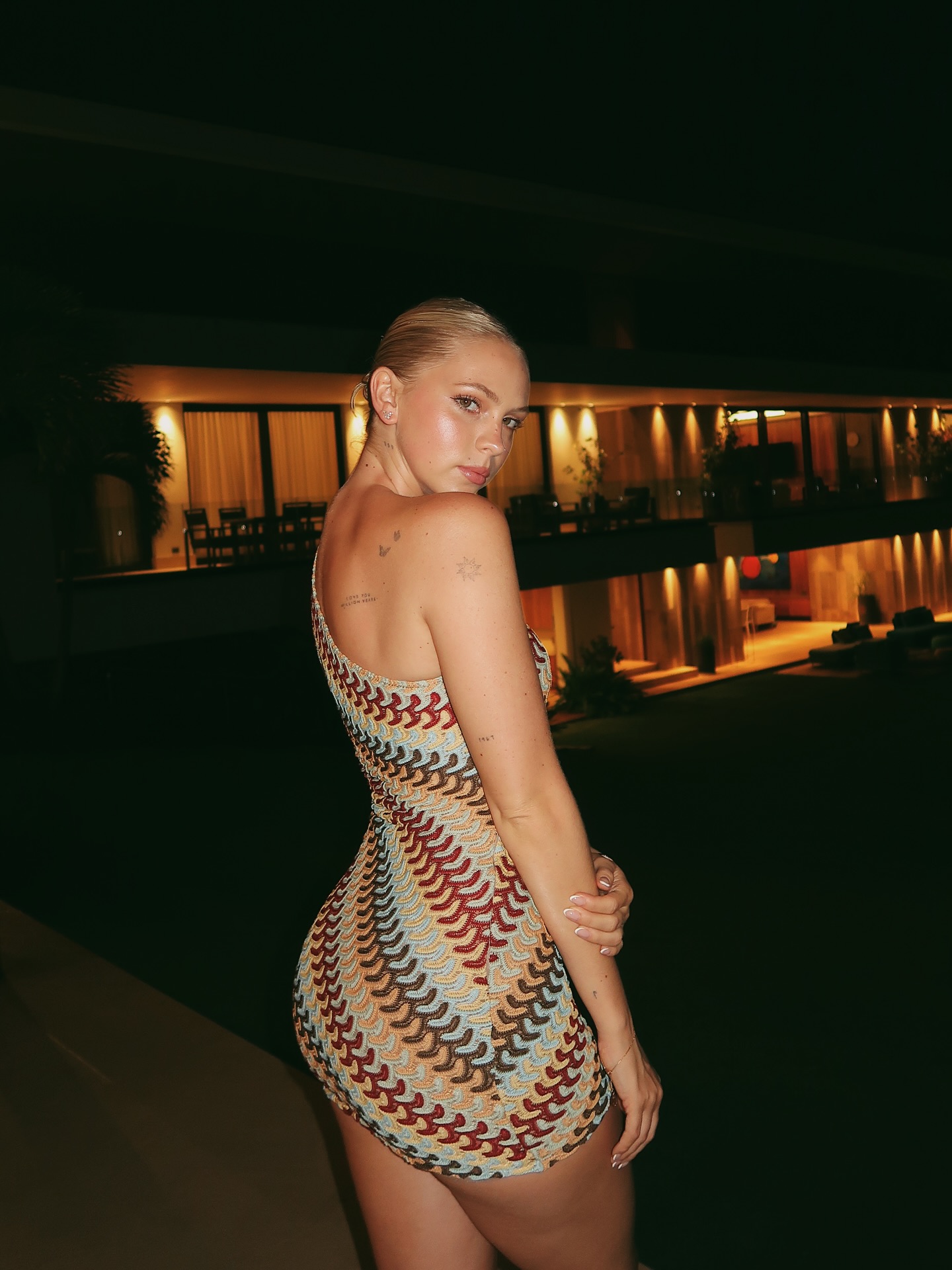 复古大地色条纹露背连体衣，jordynjones泳池派对千禧辣妹风